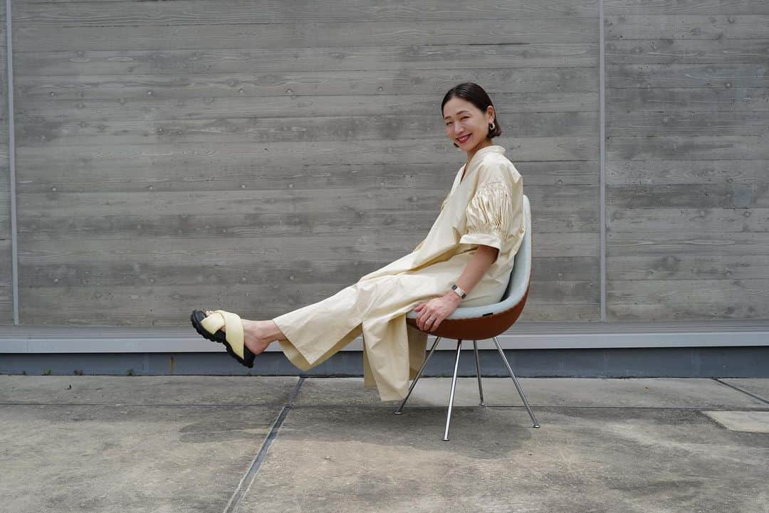 黒沢祐子さんのインスタグラム写真 - (黒沢祐子Instagram)「@fritzhansen_japan 150周年を記念して　@isetan_shinjuku とのコラボ企画で椅子をプロデュース させていただきました  1つはブルーのセブンチェア　 もうひとつは写真のドロップチェア 両方とも座面はファブリックで背面は革をチョイス ファブリックは大好きなブルーとミントグリーンで 背面にはそれぞれグレーとキャメルブラウンをチョイス 大好きなバイカラー  @isetan_shinjuku オンラインで明日まで発売していますのでぜひチェックしてくださいね プロフィールtopにリンクしています🔗  #life #fritzhansen  #セブンチェア  #ドロップチェア」6月26日 6時36分 - yukowedding