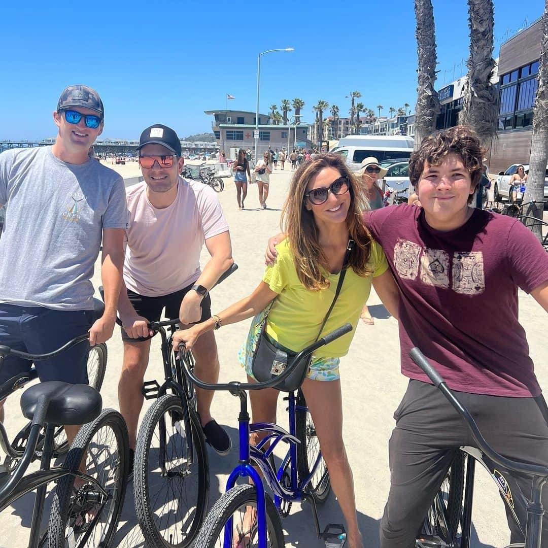 ヘザー・マクドナルドさんのインスタグラム写真 - (ヘザー・マクドナルドInstagram)「Before my show in San Diego last night, we went on a family bike ride with our newest member @justinmartindale swipe right. #juicyscoop #family #bikeride #beach #sandiego #comedy #boymom」6月26日 6時38分 - heathermcdonald