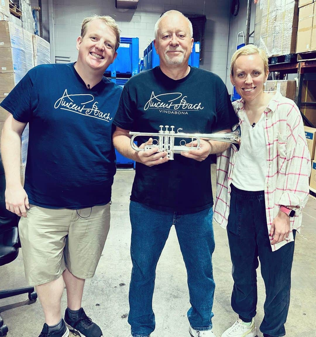 ティーネ・ティング・ヘルセットのインスタグラム：「A couple of weeks ago I visited the @bachbrass factory in Elkhart 🎺 This is the amazing @trumpetalott and Jim Scott with my new baby 🥰 I feel so happy to be part of the process of making something new and exciting!  #newtrumpet #vindabona #vincentbach @connselmerinc」