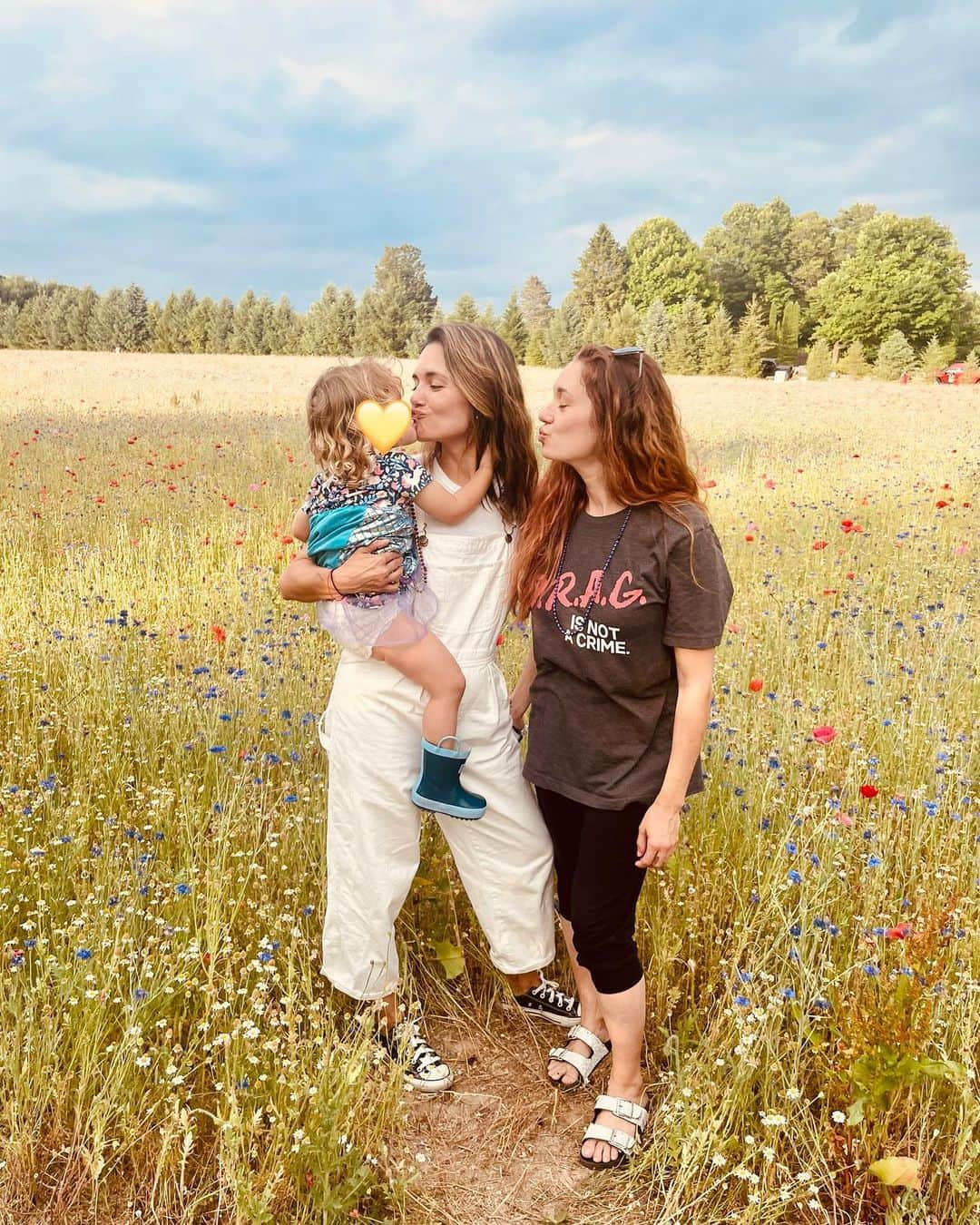 トーレイ・デヴィートさんのインスタグラム写真 - (トーレイ・デヴィートInstagram)「Michigan Poppies and Pride 🧡 #HappiestPlaceOnEarth」6月26日 6時46分 - torreydevitto