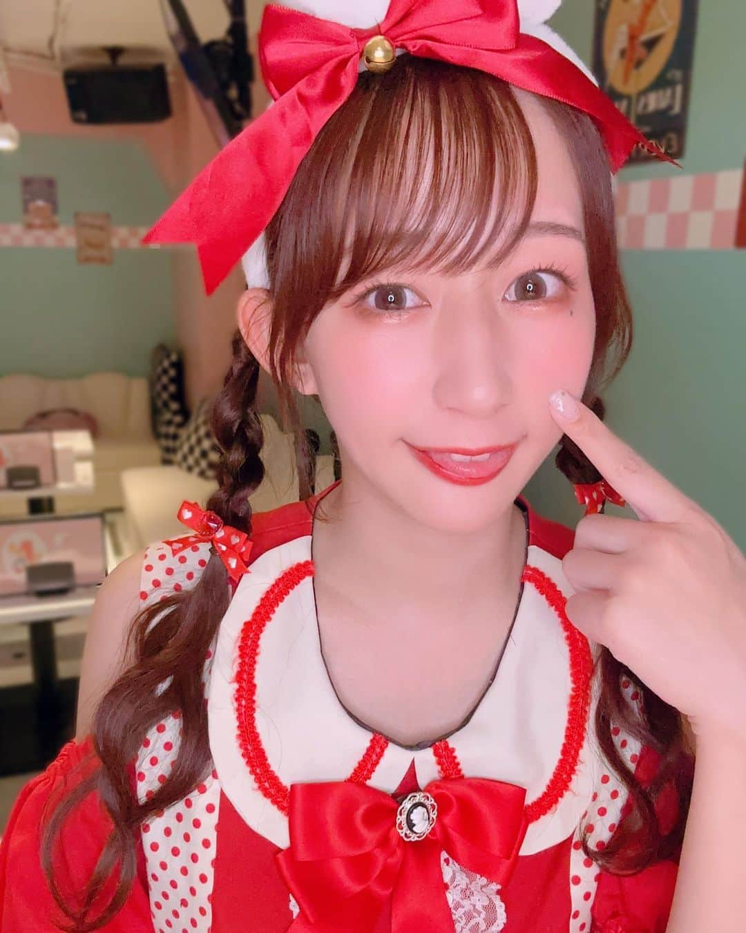 やっこのインスタグラム：「🐰❤️🍒 ⁡ ⁡ ⁡ ⁡ Neonゲスト出勤でした❣️ かわいい制服かわいい店内で最高でした🥺🍒 ⁡ ⁡ 初めてのヘアメも行ったよ💇‍♀️ ⁡ 髪の毛少ないのがﾁｮｰｰｰ悩みなんだけど なんかすごい立体的で髪の毛が多い気がして(？) 元気出ました❕またやる❕❕❕ ⁡ ⁡ 来てくれたみんな、 通販してくれたみんな、 本当にありがとうでしたっっ🫰🏻ﾗﾌﾞ ⁡ ⁡ ⁡ ⁡ #コンカフェ#neon #コンカフェ嬢」