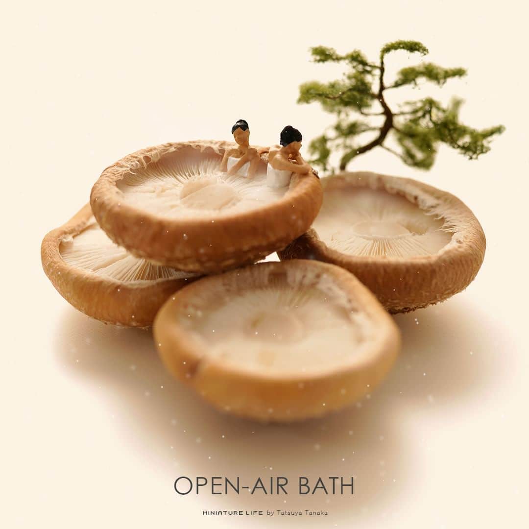 田中達也さんのインスタグラム写真 - (田中達也Instagram)「“Clam Bath” ⠀ 貝で疲れを回復 ⠀ ⠀ 今日は #露天風呂の日 です。 Today is “Open-air Bath Day” in japan. ⠀ ─────────────────── 《EXHIBITION info》 ⠀ 【ミニチュアの視点で見る日本－田中 達也】展 Japan from miniatures - Tatsuya Tanaka at Japan House São Paulo until : Oct. 8, 2023 ⠀ 【ミニチュアライフ 神戸エアポート】 MINIATURE LIFE × KOBE AIRPORT ⠀ ───────────────────」6月26日 7時00分 - tanaka_tatsuya