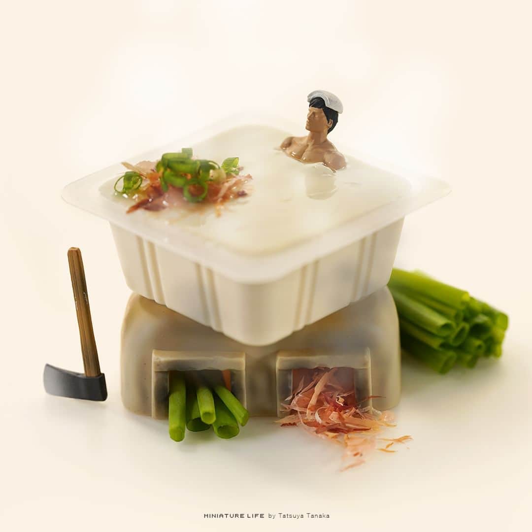 田中達也さんのインスタグラム写真 - (田中達也Instagram)「“Clam Bath” ⠀ 貝で疲れを回復 ⠀ ⠀ 今日は #露天風呂の日 です。 Today is “Open-air Bath Day” in japan. ⠀ ─────────────────── 《EXHIBITION info》 ⠀ 【ミニチュアの視点で見る日本－田中 達也】展 Japan from miniatures - Tatsuya Tanaka at Japan House São Paulo until : Oct. 8, 2023 ⠀ 【ミニチュアライフ 神戸エアポート】 MINIATURE LIFE × KOBE AIRPORT ⠀ ───────────────────」6月26日 7時00分 - tanaka_tatsuya