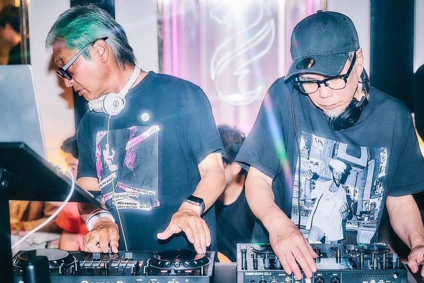 高木完のインスタグラム：「REUNION with NISHIMOTO IS THE MOUSE  六本木レッドドラゴン企画SIX SHOPスペシャルパーティー先週末。 上京KUDOちゃんとメジャフォリユニオン。見られた人はラッキー。写真byたまえ。サンキューもとよし。秋には新曲出す予 #majorforceproductions」