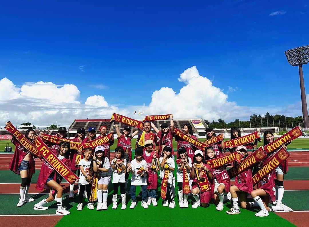 GAKU-MCのインスタグラム：「【2023明治安田生命J3リーグ第15 節FC琉球 vs テゲバジャーロ宮崎 スタジアムライブ終了🎤】  FC琉球の皆さん、琉球ボンバーズの皆さん、ご来場のトラベルアミーゴの皆さんありがとう！　  子供の頃の夢、【サッカー選手になる】は叶いませんでしたが、『サッカー選手と同じピッチにたってお客さんに楽しんでもらう！』は出来た気がします。  快晴の沖縄は梅雨明け。いよいよ2023年も夏本場ですね。  #gakumc #サッカー #rapper #ラッパー ＃FC琉球 #Jリーグ #スタジアムライブ #琉球ボンバーズ」