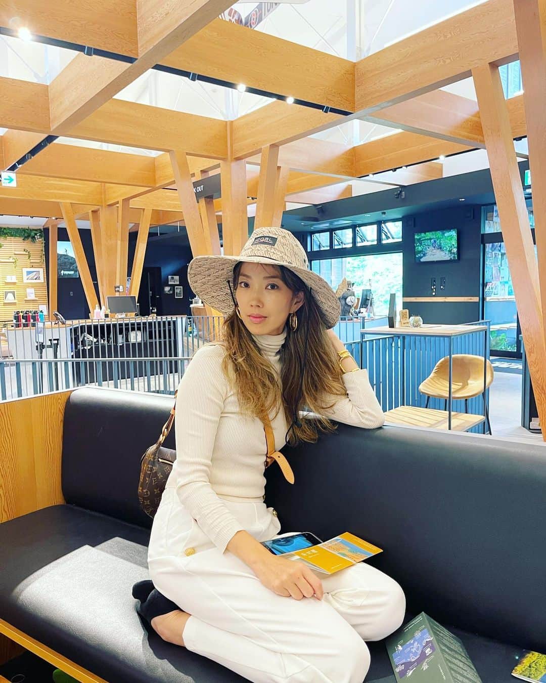菅井悦子さんのインスタグラム写真 - (菅井悦子Instagram)「@rhythmjapan で見つけた帽子が可愛くて😘つば広だし、紐付いてるしw こりゃいい！  こちらのお店、8時からやってます。 早っ！ ボルダリングもできる。  ここで、1時間は遊ばせてもらいました😉 トランポリンの様子はまた改めて😂 （お父さんネタですw）  #niseko #hokkaido」6月26日 7時19分 - etsuko313