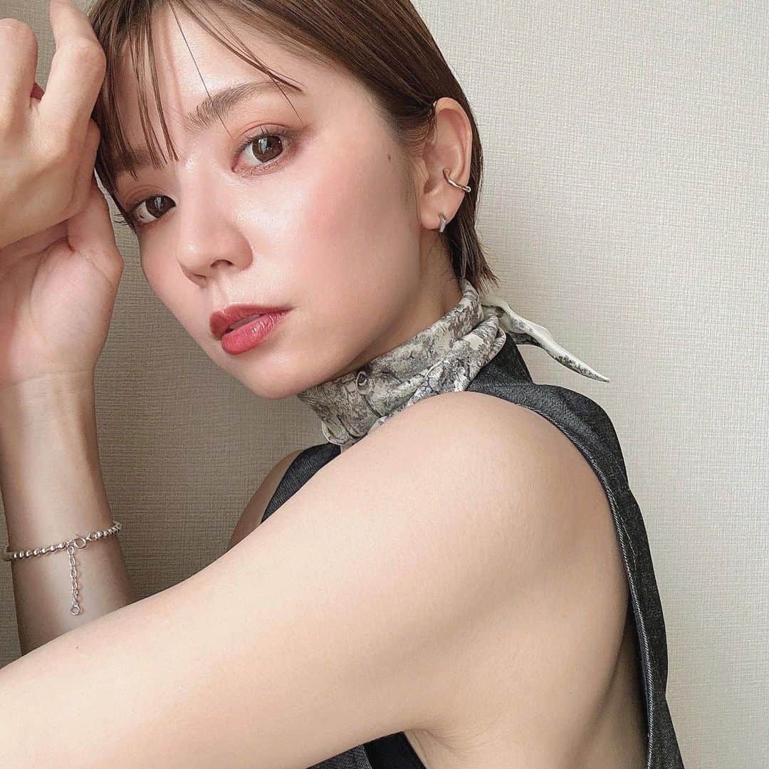 のインスタグラム：「． TIRTIRのスパチュラで塗るリキッドファンデ  ☑︎MASKFIT RED LIQUID FOUNDATION  スパチュラの使い方は最初慣れないかもしれないけど、頬や額の面の広いところにサーっと伸ばして あとは付属のスポンジで顔全体をポンポンするだけであっという間にプロ級に仕上がる👏  リキッドファンデのテクスチャーは柔らかくて伸びがいいから少量でじゅうぶん。 薄く塗れてハイカバーだから、クッションファンデが苦手な人にもいいと思う◎  コンシーラーなしで頬のプツッとニキビ？吹き出物？も消えるし、カラーパウダー配合だから頬の赤みもほぼ消えててカバー力ほんと凄い。 セミマットな質感です☻ ． @tirtir_jp_official  #ティルティル #TIRTIR #マスクフィットレッドリキッドファンデーション #最強ベース #マスクフィット #マスクフィットシリーズ #MASKFITREDLIQUIDFOUNDATION #pr」