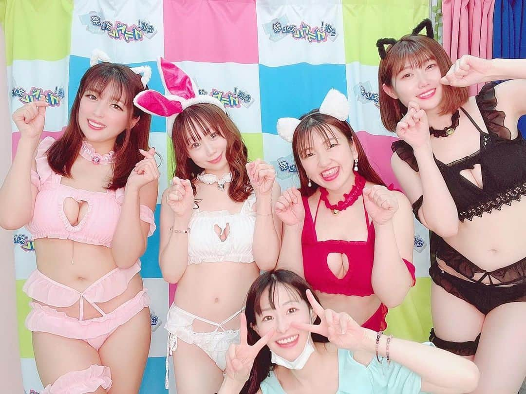 千咲まりのインスタグラム：「. みんなでセクシーコスしましたぁ🐰😻💓 猫耳が見当たらなくて急遽まりりんだけうさちゃん！笑  昨日はセクシーデーでしたっ💋 皆様のお陰で凄く楽しかったです🥰✨ ご新規さんも沢山ご来店して下さって ありがとうございました🙇‍♀️✨ 本日は18:00~22:30まで！！ まりりんも居るよ！待ってま〜す✌🏻💕 7月の会えるスケジュールは近々発表しますねm(_ _)m  ※なかなかコメント返しできてなくてごめんね。 少しずつしていきます！  #グラドル文化祭 #グラドル #グラビア  #グラビアアイドル #千咲まり #ちさきまり #まりりん」