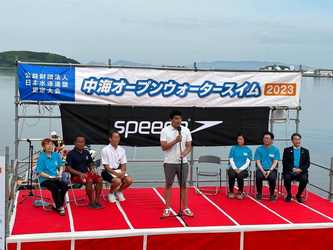 松田丈志のインスタグラム：「中海オープンウォータースイム2023にゲストスイマーとして参加してきました。「泳げる中海に戻そう」と20年以上前から続いている「中海再生プロジェクト」このプロジェクトの象徴として始まったのがこの大会です。20年以上も環境活動に取組み続けている皆様の熱意は凄く、私としても協力したいと思いました。長年続く中海再生プロジェクトの課題は、新たにこのプロジェクトに関心を持つ人達を増やす事だと伺い、大会前日にスポGOMIを開催して、若い世代やファミリー層、職場等のグループで参加してもらい、新たな接点を作る事もできました。中海を泳いだ感想としては、水の透明度がもっと上がれば最高で、水面はフラットで安定しているし、陸からもレースを見やすい環境なのでOWSやるには良い場所だと感じました。レースに参加した皆さんご協力頂いた皆さんありがとうございました！ ゲストでオープン参加枠でしたが、僕は3kmのレースにウエットありで参加して40分01秒でした。練習不足も実感したので、佐渡に向けてスイム、バイク、ラン共に練習のペースを上げなければと感じました👍」