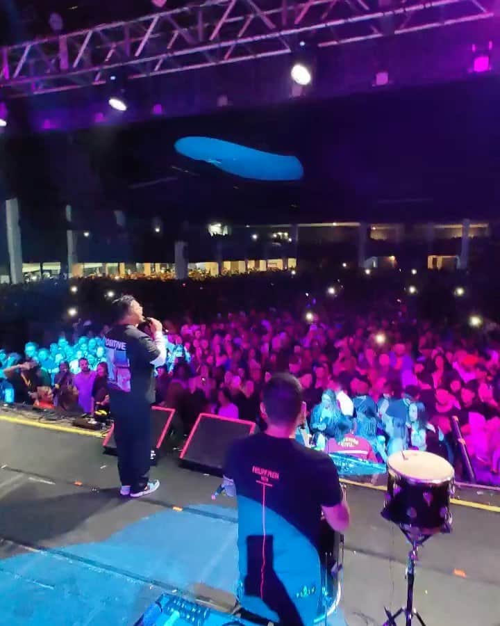 Sorriso Marotoのインスタグラム：「Ainda anestesiados pela noite maravilhosa, que vivemos ontem no @sambaprimeuber! 🙌🏽  Foi show demais estar de volta em Uberlândia e cantar nesse festival, fomos embora já querendo voltar. ♥️🎶  📸 @ovitorbranco   #ComoAntigamente」