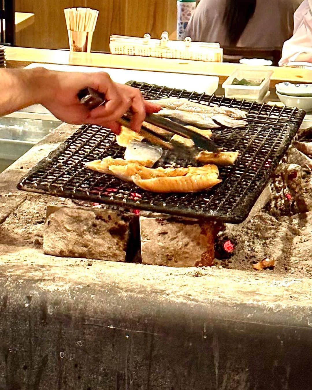 箕輪玖美さんのインスタグラム写真 - (箕輪玖美Instagram)「焼乃魚島🍚 ・ ・ 沖縄で焼魚が食べたくなったらココ♪ @yakino.uojima   ランチでも目の前の炭火で焼いたお魚が食べられる😋 ・ ・ ご飯はおかわり自由だけど、私はアルコール派😅 お漬物と塩辛も食べ放題なので、ハイボールが進む〜💕  #久茂地グルメ #久茂地ランチ #焼乃魚島 #那覇 #沖縄 #別荘ライフ #2拠点生活 #サードハウス #南国生活 #アラフィフ女子 #旅ジョ #箕輪玖美」6月26日 7時56分 - kumi.111