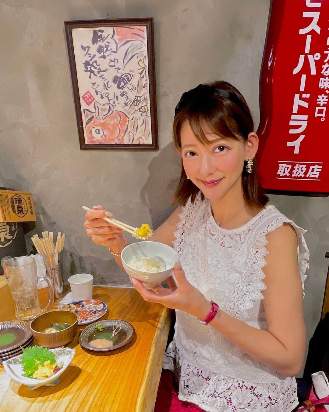 箕輪玖美さんのインスタグラム写真 - (箕輪玖美Instagram)「焼乃魚島🍚 ・ ・ 沖縄で焼魚が食べたくなったらココ♪ @yakino.uojima   ランチでも目の前の炭火で焼いたお魚が食べられる😋 ・ ・ ご飯はおかわり自由だけど、私はアルコール派😅 お漬物と塩辛も食べ放題なので、ハイボールが進む〜💕  #久茂地グルメ #久茂地ランチ #焼乃魚島 #那覇 #沖縄 #別荘ライフ #2拠点生活 #サードハウス #南国生活 #アラフィフ女子 #旅ジョ #箕輪玖美」6月26日 7時56分 - kumi.111