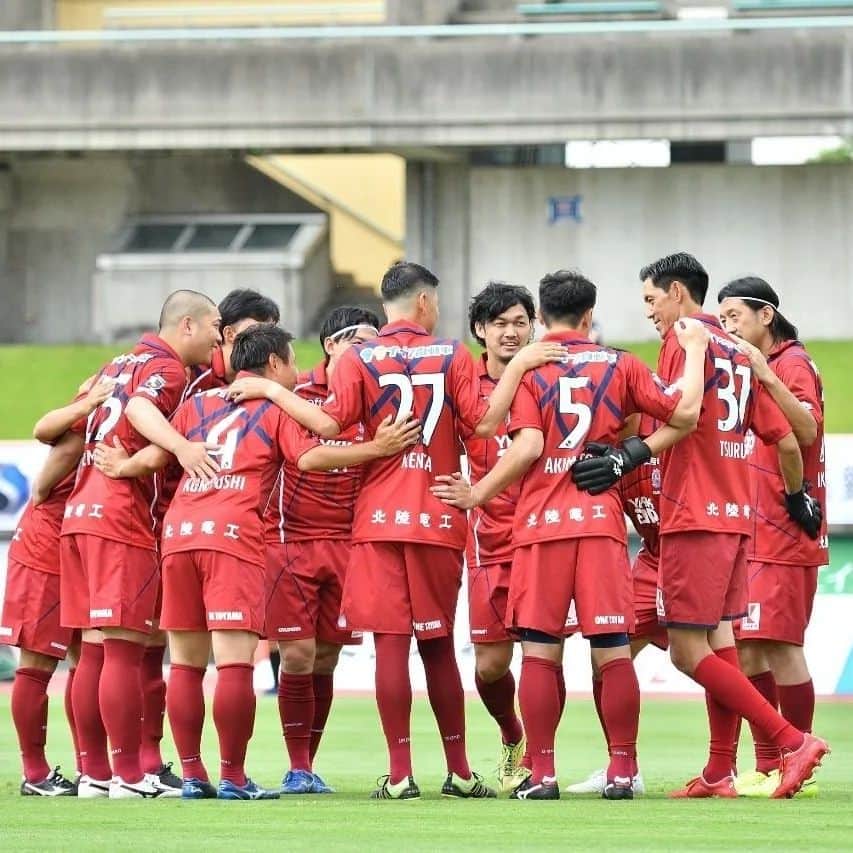 福田俊介さんのインスタグラム写真 - (福田俊介Instagram)「カターレ富山15周年レジェンドマッチ⚽懐かし面々にも会え、所属していた2011年.2012年時代に戻れ、楽しい時間でした⚽✨ カターレ富山15周年おめでとうございます👏👏 今年は強い！！ 現在首位を走るカターレ富山に注目です！！  #カターレ富山 #レジェンドマッチ #15周年 #花の86年#泥の86年#数名不在 #法政大学ｻｯｶｰ部#カターレ富山にたくさんいた #富山最高」6月26日 7時48分 - shunsukefukuda28