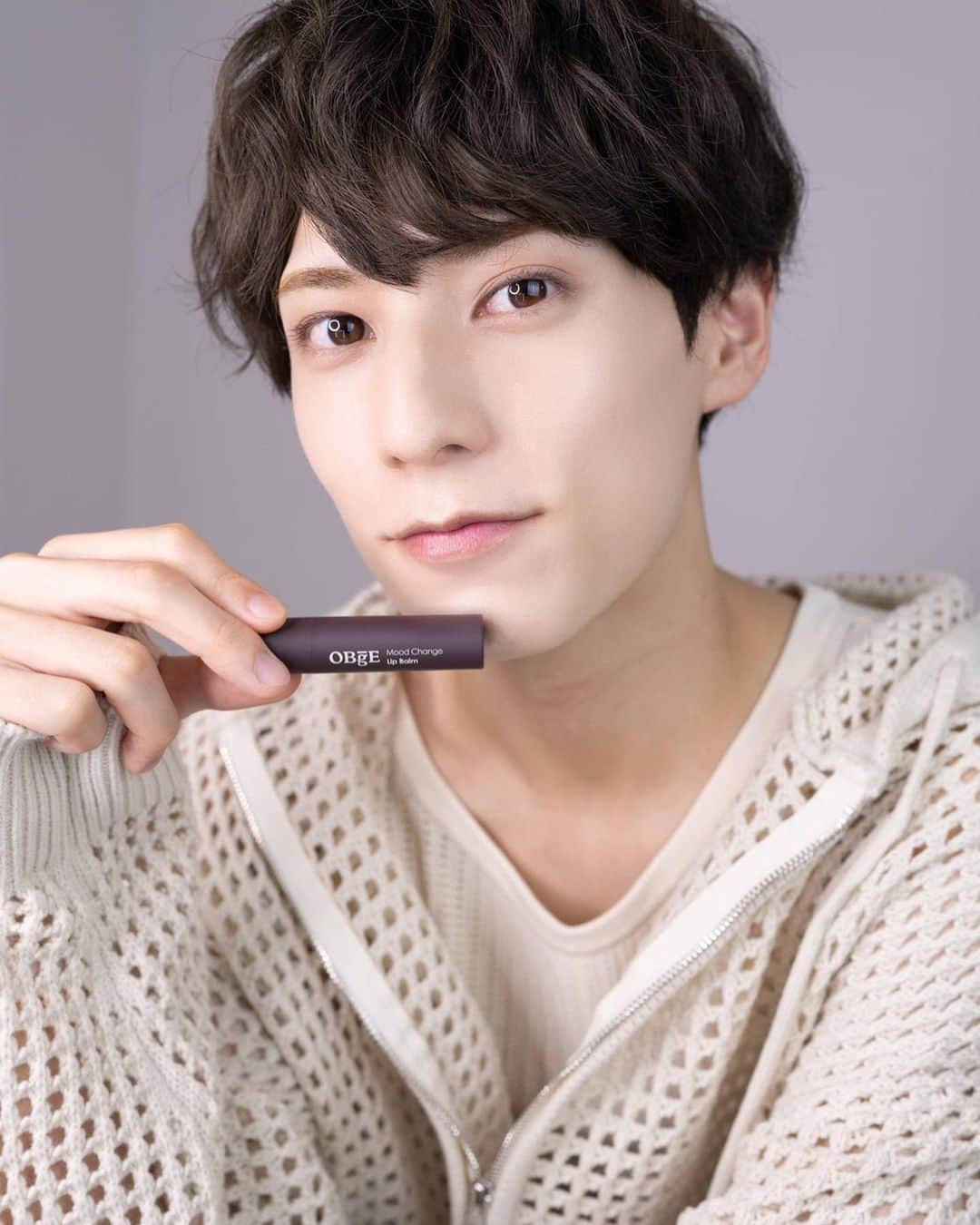 福田佑亮のインスタグラム：「OBgE（オブジェ）  「Natural Cover Foundation」 これ1つあれば5分でメイクできる。 最強の時短ファンデーション！ カバーリングにはBBクリーム＋日焼け止め コアエッセンスにはローション  「Mood Change Lip Balm」 保湿と発色を同時にできるリップバーム 内部にカラーバームが配合されていて、唇本来の色に合わせて自然さをアップさせてくれます  @obge_jp  @obge_official   @hannoeul0516 @hairmake.yr  @hyun_nu98  Thank you!!!」