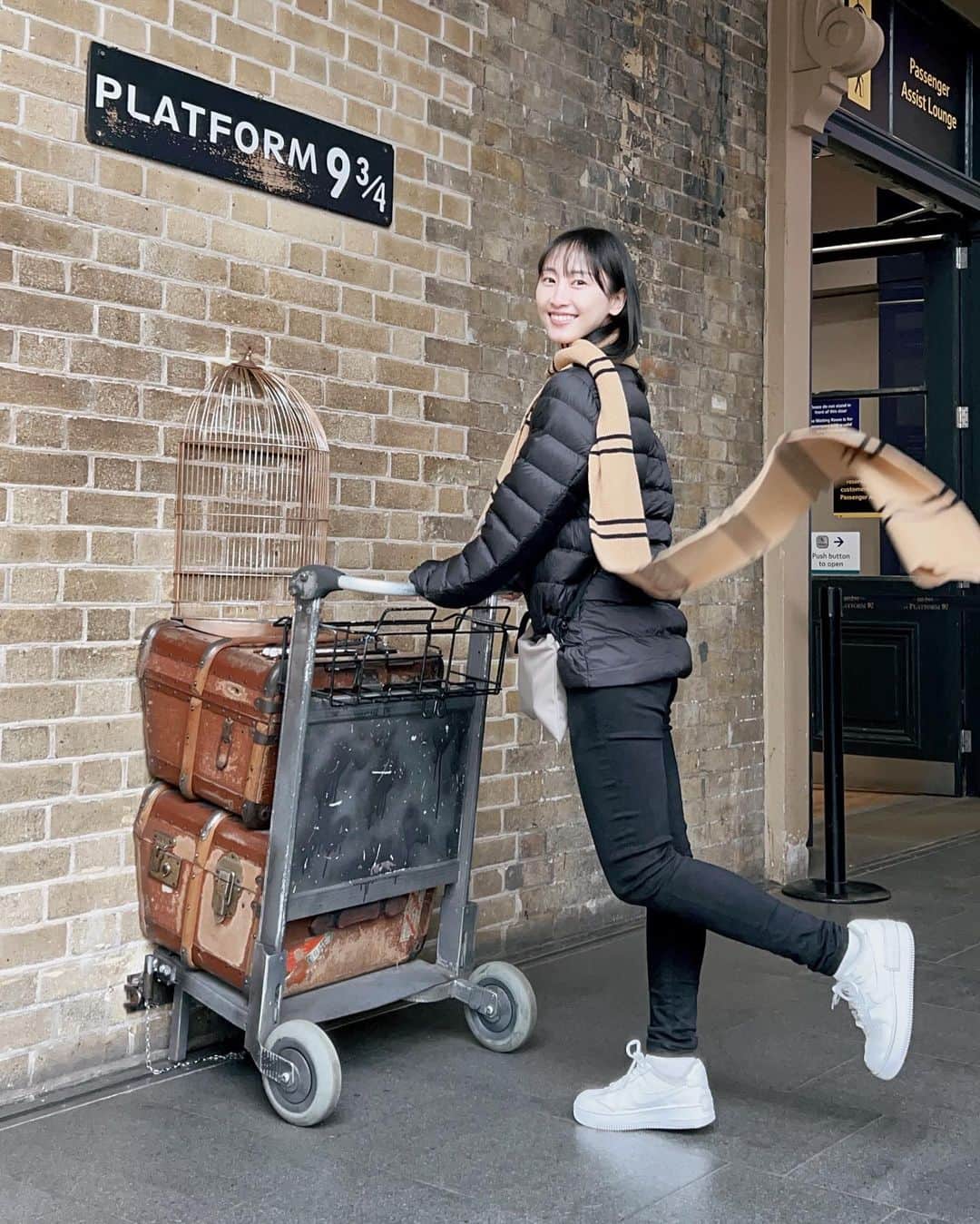 松井玲奈のインスタグラム：「まだまだあるのですイギリスのオフショット。 最終日オフの時間で行ったキングスクロス駅。9と4分の3番線へ行けるカートが設置されているんですが、そこはもう大行列！ 好きなマフラーを選んで付けると、マフラーをふわっとさせる専門のスタッフさんがシャッタータイミングに合わせてマフラーを揺らしてくれます。これがなかなかシュールな光景ですが写真はとっても素敵に撮れました！ 撮影で使われたホームも見ることができて幸せな時間でした😭(人がたくさんだったので写真は違うホーム笑)」