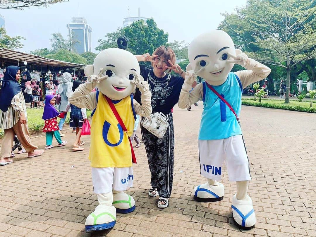 松本梨香さんのインスタグラム写真 - (松本梨香Instagram)「インドネシア🇮🇩の人気者イーピン、ウーピンが ゆめらっちょ♪ポーズしてくれたよ🥰✨🌈 スナン♪♪♪ #インドネシア」6月26日 7時58分 - rica.matsumoto