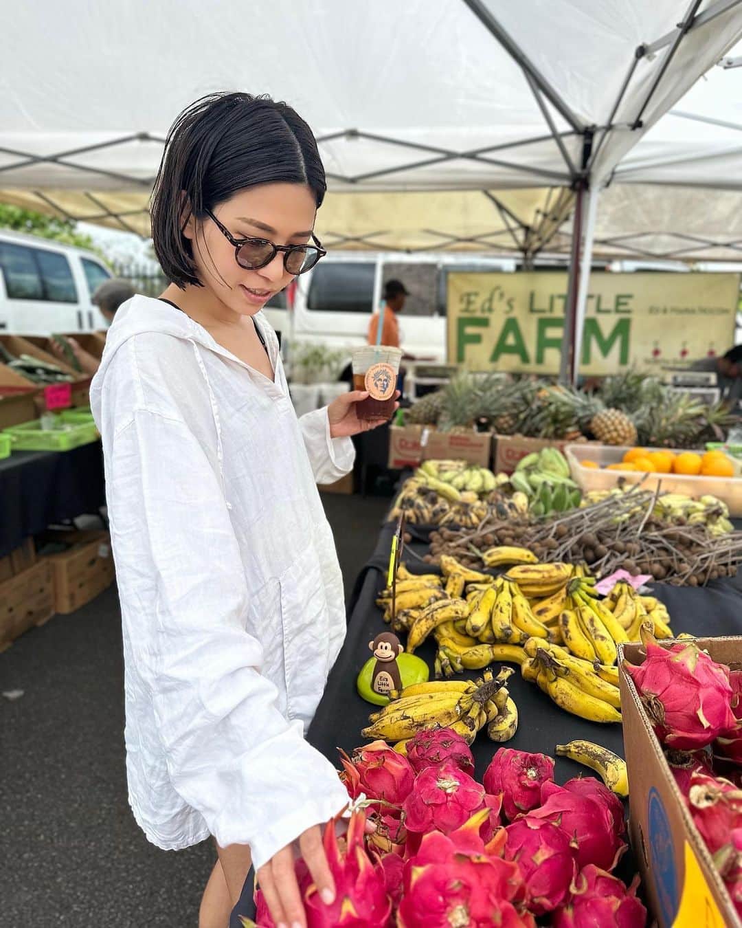 ANNA のインスタグラム：「先日KCC Farmers Market、 今朝はMILILANI Farmers Marketに🍍🍌  KCCの方がお店も沢山で人もかなり多く賑わってました☀️ MILILANIはよりローカルな雰囲気を楽しめました☺️  場所を変えて水、木、土、日の朝、ファーマーズマーケットが開催されてるんだそう🙌 こっちにいる間にまだ行けてないホノルルとカイルアのファーマーズにも行ってみます😚🌴  娘は今日も沢山のワンちゃんとSay Hiさせてもらって大満足🤝🐶  今日はそのままノースショアの方へ🌊  #hawaii #子連れハワイ #1歳女の子ママ #hawaiifarmersmarket #milianifarmersmarket #kccfarmersmarket」
