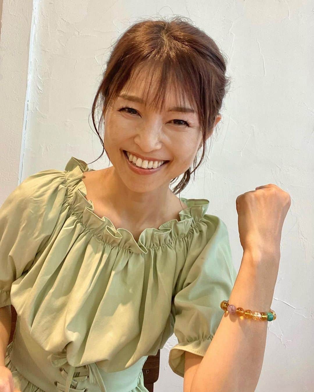 藤田りえのインスタグラム：「6月最終週。 今週も張り切っていきまっしょーい！のポーズ！無駄にw ⁡ 6月後半はおとなしーくしていたけど、お休みしていたトレーニングも今週末から再開するのだ。 無理せずゆるゆると。 ⁡ #藤田りえ #48歳 #1974年生まれ #アラフィフ #アラフォー #40代 #ごきげんさんでいこう #体重減ってしもて小学生みたいな体重になった #今増やしてる」