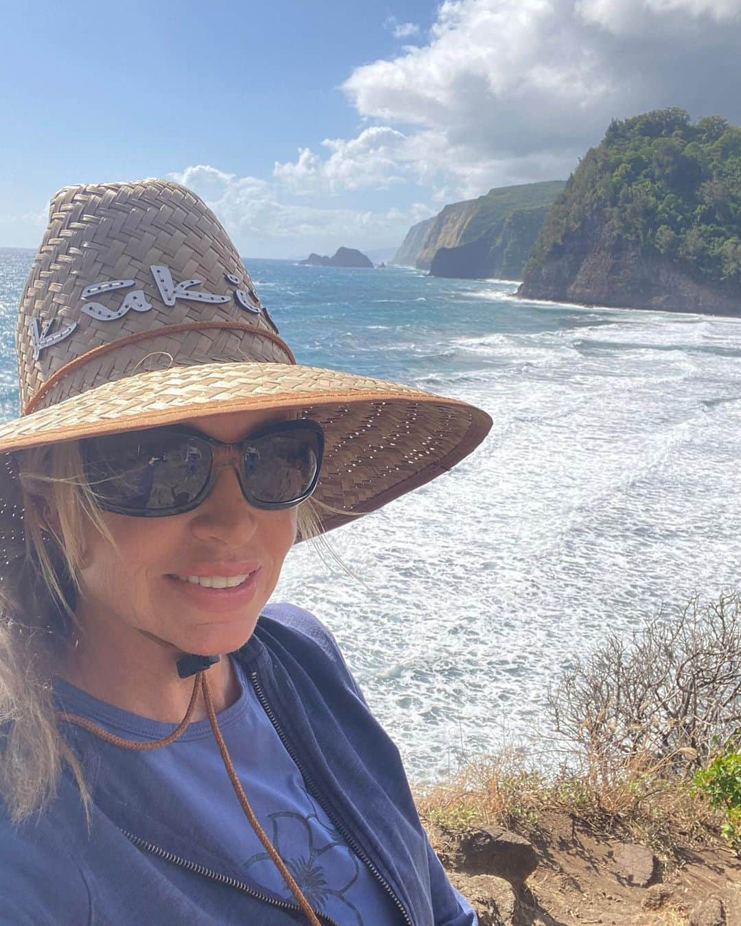 カミール・グラマーのインスタグラム：「Up at 6:30 to drive to beautiful Pololu Valley and hike down to a gorgeous black sand beach. #hawaii #hiking #bigisland」