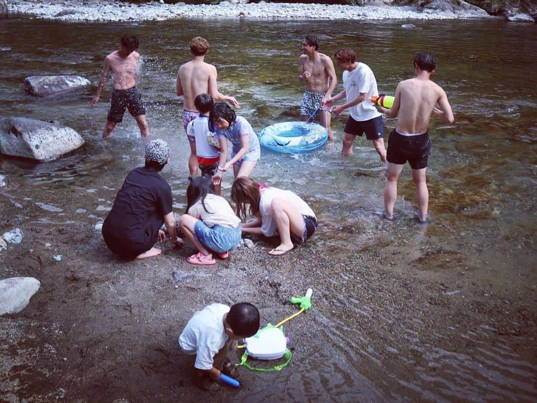 田中順也さんのインスタグラム写真 - (田中順也Instagram)「チームのなん家族かで、BBQに行きました！なかなか日曜日休みがなくて、子供達と遊ぶ時間がなかったので、久々に思いっきり遊ぶことができました！  @gifu_suginokocamp  すぎのこキャンプ場バンガロー村さんでバレルサウナもしました！しっかり体のケアもできました😁ろうりゅうしたあとに板取川に飛び込むなんて最高すぎでした！  また計画して、必ず行きますね😁🙏すぎのこキャンプ場バンガローのお母さん色々とありがとうございました〜！！  そして一緒に遊んでくれた後輩たちもありがとう😊  #岐阜 #岐阜で遊ぶ #岐阜の遊び方 #川遊び #家族BBQ」6月26日 8時41分 - junyatanaka18