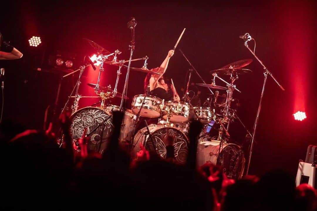 Marinaさんのインスタグラム写真 - (MarinaInstagram)「【2023.06.25 PURE ROCK JAPAN 2023】  @dwdrums  @sabiancymbals  @vicfirth  @evansdrumheads   Photo by @elegant_jasmine_   #Aldious #AldiousMarina #アルディアス #femalemusician #femaledrummer #drummer #drums #dwdrums #drumslife #drumset #drumkit #drummergirl #girlband #music #metal #rock #jrock #drumstagram #evans #instagood #vicfirth #myperfectpair」6月26日 8時44分 - aldiousmarina