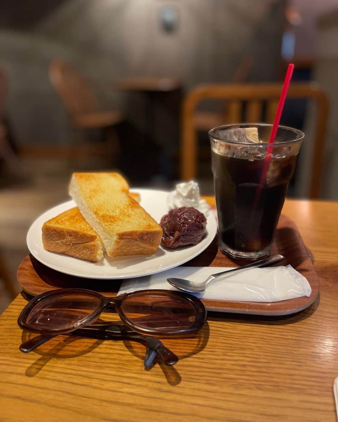 小宮山雄飛さんのインスタグラム写真 - (小宮山雄飛Instagram)「おはよう世界！ 今日もPOPにいきましょう。 松山の朝は、東京ではもちろん名古屋に行ってもおそらく食べない小倉トーストでスタート。 松山市駅のビーファクトリーにて、雰囲気いいし、珈琲美味しいし、パンふかふかで美味しいし、旅先ってこういうのがいい。 愛のすべてだな。 #松山　#ユウヒーズ」6月26日 8時46分 - yuhikomiyama