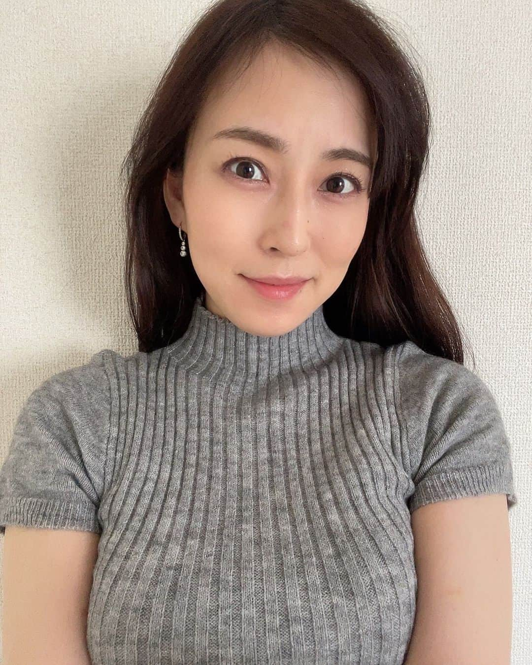 薄井しお里さんのインスタグラム写真 - (薄井しお里Instagram)「宝塚記念を軽めに振り返り🏇 ダントツで一番人気のイクイノックス、期待に応えた見事1着となりました、最強馬といってもう、誰も否定はできないのでは？🫣 私も含めて「こんなに一番人気で、こんなに強くて、、これ、、逆にこないんじゃない？」とよぎった人も多かったのかな🫢  立ち止まって考えてみて、素直に素直にと自分に投げかけました💭 信じてよかった♡また好きな馬が増えました🥰 週の始まり月曜日🌱 今週は実は忙しいんだ🐻‍❄️ まだふわふわ状態のものもあるけど、頑張って煮詰めていくので、お待ちください🌱 今日は（も）ゆっくりします🌻 （昨日の体調不良改善ゆる募、答えてくれてありがとう♡もう大丈夫？です🙂） #宝塚記念　#競馬　#UMAJO #逆神と呼ばれてますわ  #頭痛い　#おやすみ　#ニットコーデ」6月26日 8時46分 - shiori.uuu