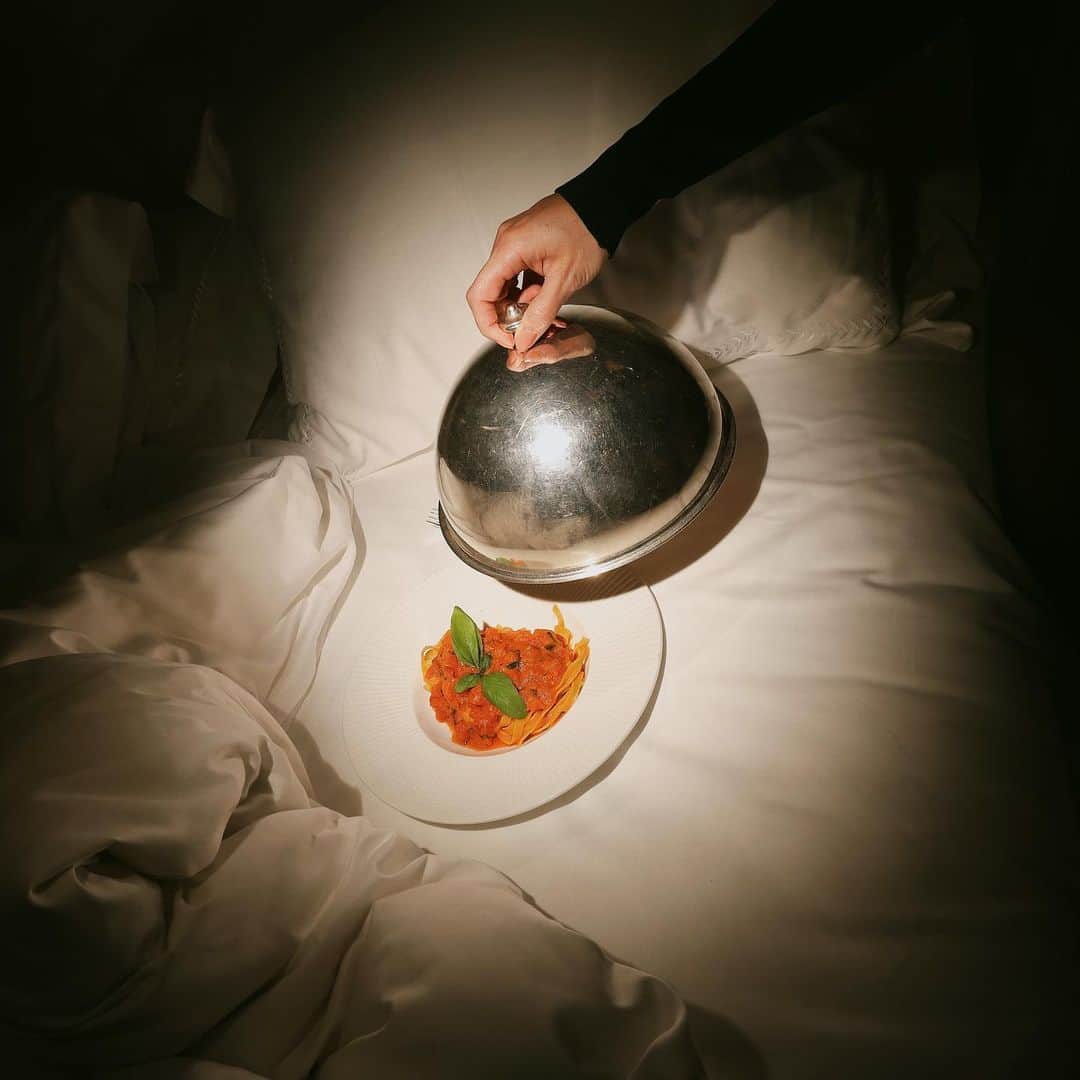 カロリーネ・セリコさんのインスタグラム写真 - (カロリーネ・セリコInstagram)「Room service, please 🍝 @niini.sp  PH @higorblanco  #CaCelicoViagem」6月26日 9時06分 - cacelico