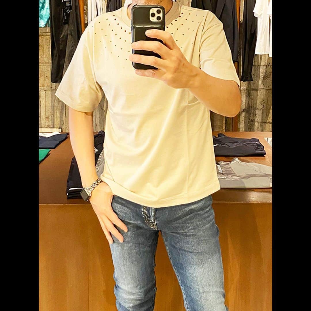 セレクトショップN.K.Bさんのインスタグラム写真 - (セレクトショップN.K.BInstagram)「✨今日のN.K.B STYLE✨ 👕【Tシャツ】1piu1uguale3 2023 S/S DECORA T (BEIGE) 👖【パンツ】AKM 2023 S/S 5 POCKET SKINNY (BLUE USED)  セレクトショップN.K.B小林です。  久しぶりにSHORT PANTS以外のスタイル!! 着用しているのは1piu1uguale3 2023 S/S DECORA TとAKM 2023 S/S 5 POCKET SKINNY。  BLUEとBEIGEの色合わせは最高ですねー♪ 是非、お試しください☆  紫外線対策に、ファッションアイテムとしても重宝するTOMFORD EYEWEAR,HOORSENBUHS。 是非店頭でお試しください。  全品送料無料❗️新規会員登録ですぐ使える1,000ポイントも進呈中です。  ++++++++++++++++++++ N.K.Bは、福井県福井市にあるセレクトショップ。 オーナーの小林が、取扱ブランドの最旬コーデと新作先行予約・入荷情報をPostしています。 もしよければ、いいね＆フォローよろしくお願いします❗  【主な取扱ブランド】 AKM | エイケイエム VEGAHLUXE | ヴェガリュクス 1piu1uguale3 | ウノピュウノウグァーレトレ 1piu1uguale3 SPORT| ウノピュウノウグァーレトレスポーツ LUXE163AKMBB | リュクス163エイケイエムビービー Junhashimoto | ジュンハシモト TFW49 | ティーエフダブリューフォーティーナイン TOM FORD EYEWEAR | トムフォード アイウェア DABORO | ダボロ PIUORO | ピウオッロ MOOSEKNUCKLES | ムースナックルズ newblance | ニューバランス and more… ++++++++++++++++++++  #1piu1uguale3 #ウノピュウノウグァーレトレ  #エヌケービー #メンズファッション #メンズファッションコーデ #ファッション好きと繋がりたい #メンズコーデ #お洒落さんと繋がりたい #おしゃれさんと繋がりたい #服好きな人と繋がりたい #ファッション好きな人と繋がりたい #ファッション大好き #今日のコーデ #本日のコーデ #ファッションコーデ #インスタファッション #エヌケービー #ファッションスナップ #ファッション好き #アパレルショップ #ファッションコーディネート #メンズアパレルショップ」6月26日 8時59分 - n.k.b_fukui