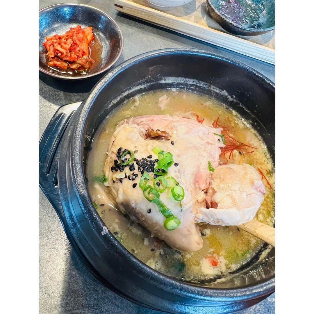 のインスタグラム：「もち米が中にはいってて 鶏肉もごろっと💪✨ 濃厚な鶏白湯で美味しい✨ . 別で白いご飯🍚もくれるので たくさん食べるゆなは もちろんもらいました🥹✌️ . 目の前で 最後の盛り付けしてくれて 熱々の参鶏湯を そのまま食べれる🍴🔥 . そして ここは 参鶏湯と他に 前菜❻種類もついてくる🫶 写真のようなあざやかな 色とりどりの前菜が🩷🩷🩷 . 飲み物もこだわりがすごくて 薬膳のお茶たちがあって ゆなは薬膳ほうじ茶にしたんだが ボトルがかわいすぎる🎀 . ん？ なんか自撮りしてみたが ゆなが持つとウイスキー🥃？ 酒飲み感がただよう❶枚だわ🤣 . 参鶏湯って 1人で食べれるものじゃないと 勝手に思ってたから 初めての参鶏湯だったの！ ずっと食べたかったけど 食べれてなかったから 嬉しかった🥹💜 参鶏湯食べたくなったらここだ！ . . . . PR @shiarisamgyetang #参鶏湯 #表参道ランチ #東京グルメ #韓国料理 #薬膳 #shiari #表参道韓国料理 #表参道グルメ」