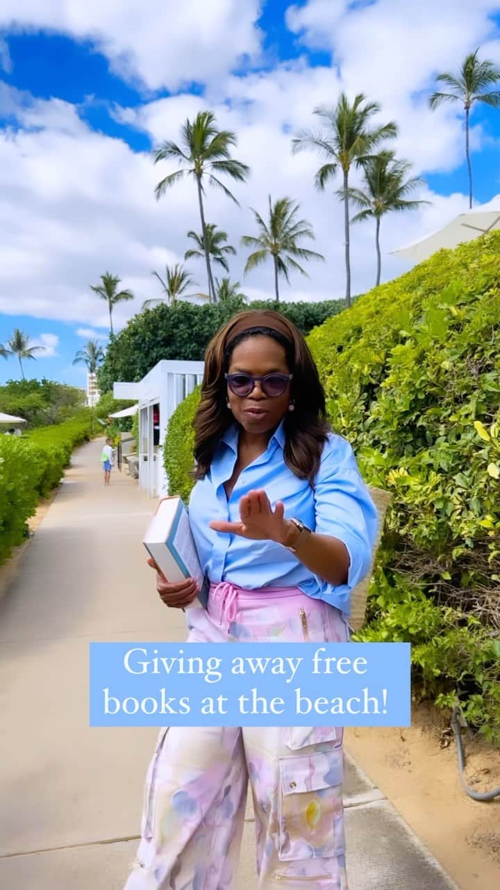 オプラ・ウィンフリーのインスタグラム：「Went to the beach to give out copies of “The Covenant of Water” by @abraham.verghese.official! Wondering where I should go next 👀 And don’t forget that you can listen to “The Covenant of Water: The Podcast” wherever you podcast or by clicking the link in my bio!   By the way cargo pants by @cynthiarowley for everyone who’s asking!」