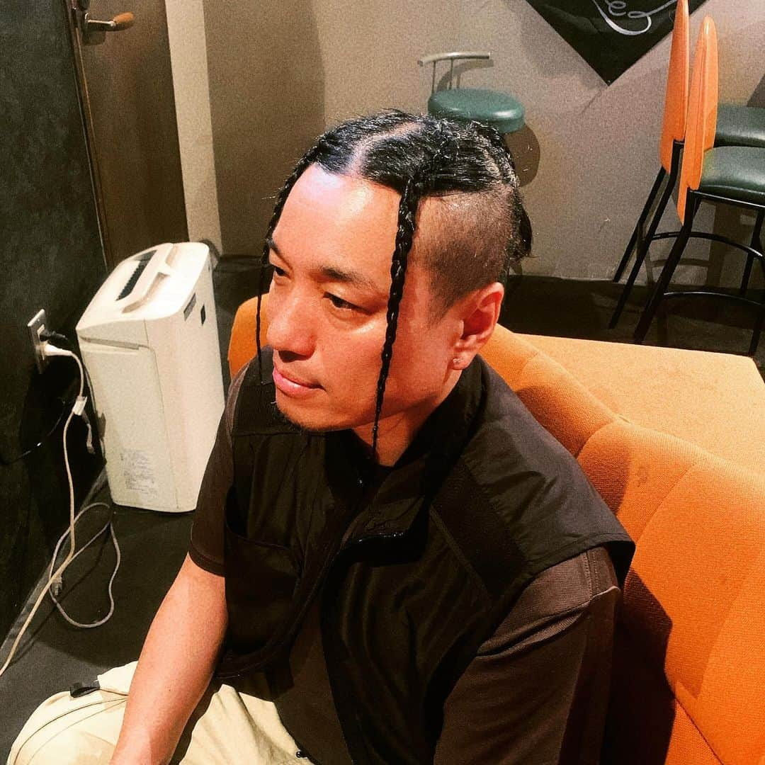 HI-Dさんのインスタグラム写真 - (HI-DInstagram)「岡山のLADIES onlyライブ、無事大盛況で終わりました。 ヘアーメイクをしてくれたLibra beauty @mariko.libra2  のマリ子ちゃん、この日の為に衣装まで作ってくれたPatigo @rentalboutique.patigo のリエちゃんとナントカ百貨 @nantokahyakka のさゆりちゃん、プレミアムライブなどいつも超絶美味しい食事でサポートしてくれているHabitat @habitatdiningbar の砂っちくん、シーンが変わっていっても変わらず声をかけてくれる Bar CROWD @okayamacrowd の広畑くん、来てくれた岡山の麗しい女性の皆さん、本当にありがとうございました。 女性限定になるとこんな盛り上がり方にもなるのだなと新たな発見もできました。 距離感も規模もとてもアットホームで楽しい楽しいライブでした。 岡山のスーパーサポーターの店舗、気になる皆さんは是非チェックしてみてください。 あらためてPatigo14周年、Bar CROWD15周年おめでとうございます！㊗️🎉🎉🎉」6月26日 9時07分 - hid_hideo_jp_suomi