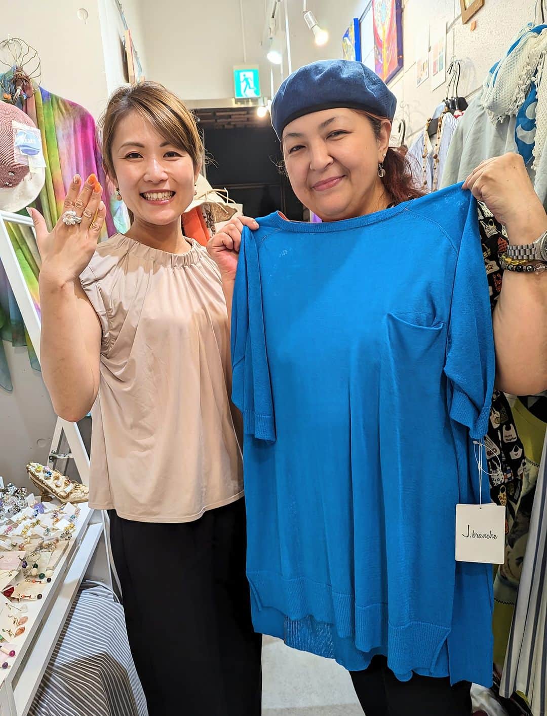 平井富子のインスタグラム：「Beautiful women appear！  アクセサリーデザイナーのマナミちゃんが、友達のルミナさんと遊びに来てくれました！  二人ともオシャレで、仲良し。旅行も一緒に、、 今度、秋田の花火大会に行くらしい！日本一とか。 楽しみですね～  ルミナさんはマナミちゃんの作ったピンクパールのリングを気に入って頂きました。綺麗なネイルの指にピッタリ。 また、白石和紙に蜜蝋クレヨンで描かれた絵も。 癒やされます!  マナミちゃんは、マナミカラーのブルーのセーターを。ホント、似合う〜  また、遊びに来て下さい～」