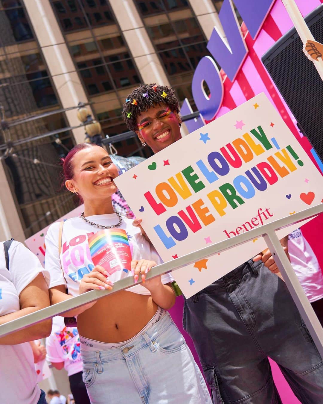 Benefit Cosmeticsさんのインスタグラム写真 - (Benefit CosmeticsInstagram)「LOVE LOUDLY, LOVE PROUDLY 🌈💋💖  We're so excited to have marched in the SF Pride Parade for the second year in a row! Special thanks to queer illustrator @sofiebirkinillustration for creating celebratory visuals that ignite ALL the pride. 🥰  While Pride Month may be coming to a close, we encourage you to always celebrate love in all its forms with your family, friends & beyond. 💓  #benefitcosmetics #prideparade #pride2023 #sofiebirkin」6月26日 9時12分 - benefitcosmetics