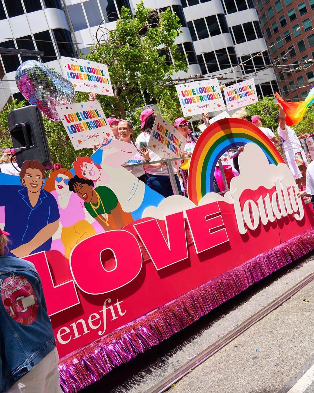 Benefit Cosmeticsさんのインスタグラム写真 - (Benefit CosmeticsInstagram)「LOVE LOUDLY, LOVE PROUDLY 🌈💋💖  We're so excited to have marched in the SF Pride Parade for the second year in a row! Special thanks to queer illustrator @sofiebirkinillustration for creating celebratory visuals that ignite ALL the pride. 🥰  While Pride Month may be coming to a close, we encourage you to always celebrate love in all its forms with your family, friends & beyond. 💓  #benefitcosmetics #prideparade #pride2023 #sofiebirkin」6月26日 9時12分 - benefitcosmetics