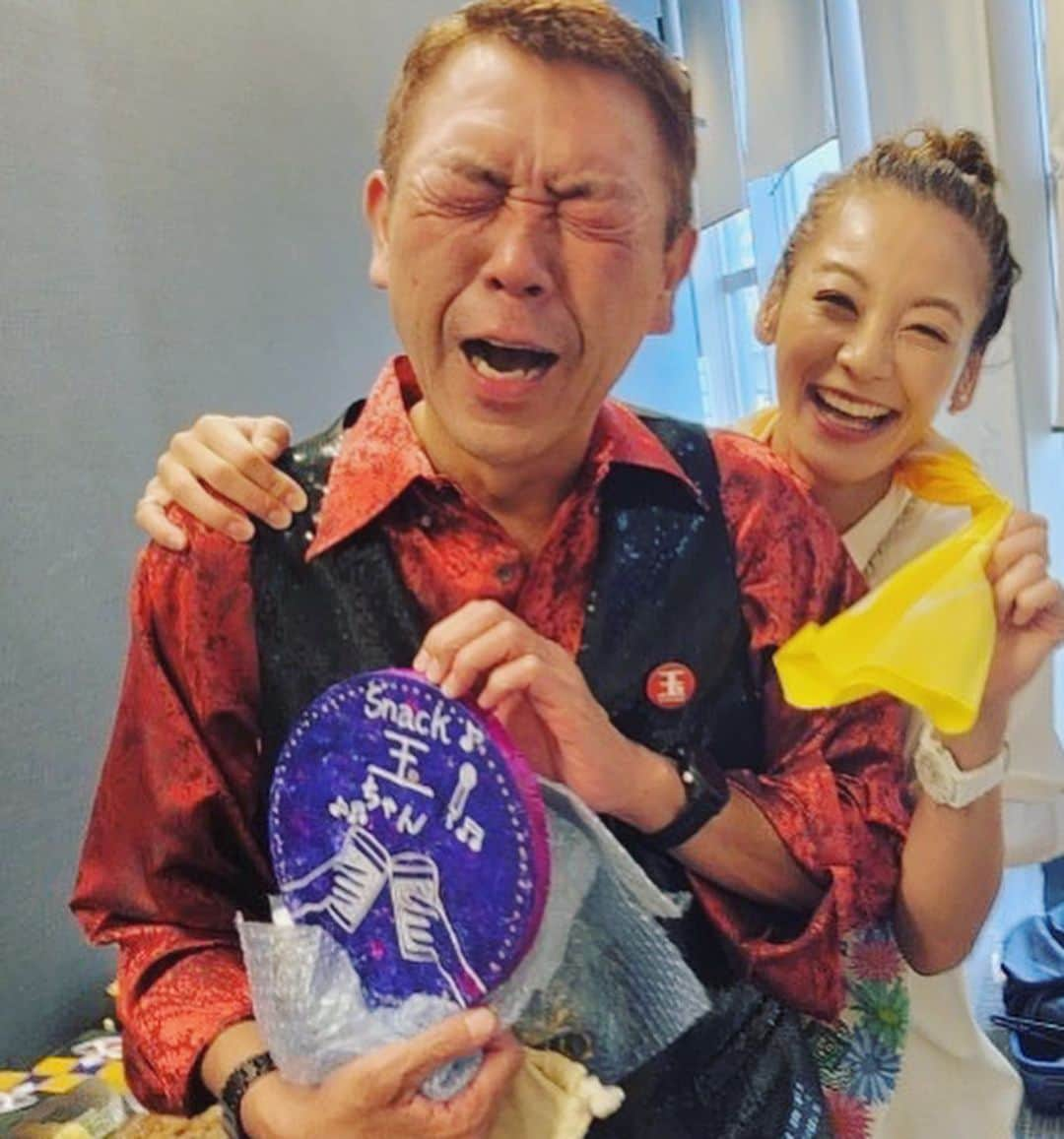 西山茉希さんのインスタグラム写真 - (西山茉希Instagram)「3年4ヶ月ぶりのスナ玉イベント開催に、  泣くよっ！ 笑うよっ！ いーーねっ！！ @sunatamaradon   #祝福の儀 #敬愛  56年目も大笑いを。 "五"臓"六"腑に幸多かれ🍻  #スナック玉ちゃん #マスター #玉袋筋太郎  スペシャルリングサイド。」6月26日 9時22分 - maki.nshiyama50