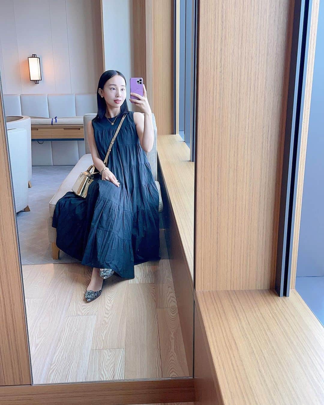 田中麻衣のインスタグラム：「週末は、とにかく楽なお洋服選びがち😅  暑くなるこの時期はワンピース率が高くなりますね。  ワンピースは @mariha_official です。 しわが目立たないような生地感で着やすいです。 旅行などにもよさそう！」