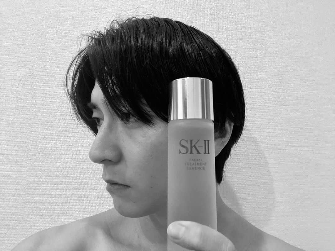 稲葉友さんのインスタグラム写真 - (稲葉友Instagram)「SK-II アワード多数受賞商品である SK-IIの化粧水「フェイシャル トリートメント エッセンス」  ベタつきがなく肌にスッと馴染む使用感でお風呂上がりや朝の洗顔後、日焼けした後のケアに最適。 サッパリしているのにしっかりとした潤いを肌に与えてくれるので髭剃り後のケアにもピッタリ。 活動時も就寝時も塗った感じが気にならないのが嬉しい。  スキンケアをしてみたいがどこから始めたらいいのか分からないという人もまずは「これ一本」から！ SK-II独自の成分ピテラ™️*が含まれているフェイシャル トリートメント エッセンス でスキンケアを始めてみてはいかがでしょうか。  ちなみに、6月21日(水)～27日(火)伊勢丹新宿店 メンズ館1階 コスメティクスでPOPUPイベントを開催してるみたいなので、ぜひチェックしてみてください。  ピテラ™️：特別な酵母の株から、独自のプロセスで発酵させ生み出した、 SK-IIだけの天然由来成分( SK-II独自のガラクトミセス培養液-整肌保湿成分)  @skii   #SKII #ピテラエッセンス #フェイシャルトリートメントエッセンス #メンズスキンケア #メンズ美容」6月26日 9時15分 - lespros_inaba0112