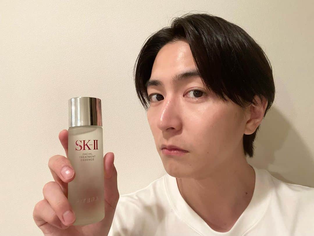 稲葉友のインスタグラム：「SK-II アワード多数受賞商品である SK-IIの化粧水「フェイシャル トリートメント エッセンス」  ベタつきがなく肌にスッと馴染む使用感でお風呂上がりや朝の洗顔後、日焼けした後のケアに最適。 サッパリしているのにしっかりとした潤いを肌に与えてくれるので髭剃り後のケアにもピッタリ。 活動時も就寝時も塗った感じが気にならないのが嬉しい。  スキンケアをしてみたいがどこから始めたらいいのか分からないという人もまずは「これ一本」から！ SK-II独自の成分ピテラ™️*が含まれているフェイシャル トリートメント エッセンス でスキンケアを始めてみてはいかがでしょうか。  ちなみに、6月21日(水)～27日(火)伊勢丹新宿店 メンズ館1階 コスメティクスでPOPUPイベントを開催してるみたいなので、ぜひチェックしてみてください。  ピテラ™️：特別な酵母の株から、独自のプロセスで発酵させ生み出した、 SK-IIだけの天然由来成分( SK-II独自のガラクトミセス培養液-整肌保湿成分)  @skii   #SKII #ピテラエッセンス #フェイシャルトリートメントエッセンス #メンズスキンケア #メンズ美容」