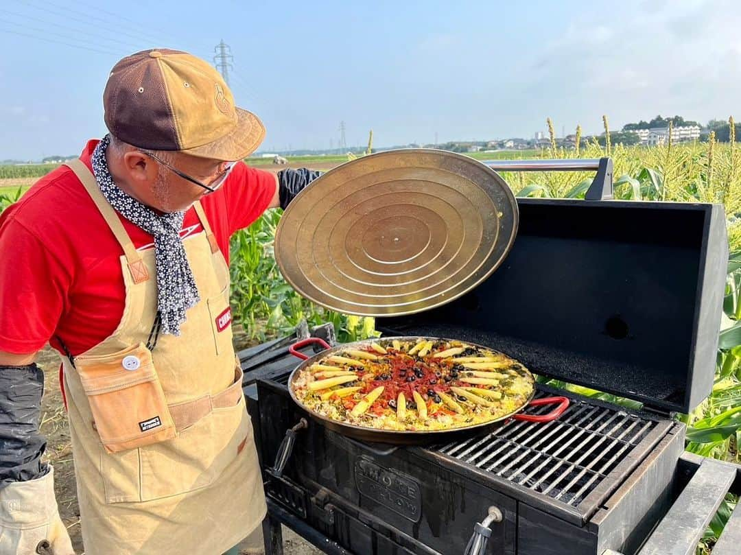 依田司さんのインスタグラム写真 - (依田司Instagram)「6月26日(月) 茨城県水戸市の「晴れ晴れファーム」では、ヤングコーンの収穫が最盛期を迎えています。 トウモロコシは通常、１つの株から２つから３つほど実が成りますが、１つの実に栄養を集約させ、大きくするために、他の実は先に取ってしまいます。その取ってしまったものが「ヤングコーン」。  オーナーおすすめは採れたてをそのまま食べること。タケノコのような歯切れの良い食感とわさび醤油がよく合います。 その他にも「焼きヤングコーン」や「パエリア」など様々な料理に使える万能食材。 この時期しか流通しないため、手に入れるなら“いま”でしょ。 収穫体験会もありますよ。  #晴れ晴れファーム #ヤングコーン #依田さん #依田司 #お天気検定 #テレビ朝日 #グッドモーニング #気象予報士 #お天気キャスター #森林インストラクター #グリーンセイバーアドバンス #プロジェクトワイルド #IPCC伝導者 #japan #japantrip #japantravel #unknownjapan #japanAdventure #japanlife #lifeinjapan #instagramjapan #instajapan #療癒 #ilovejapan #weather #weathercaster #weatherforecast」6月26日 9時17分 - tsukasa_yoda