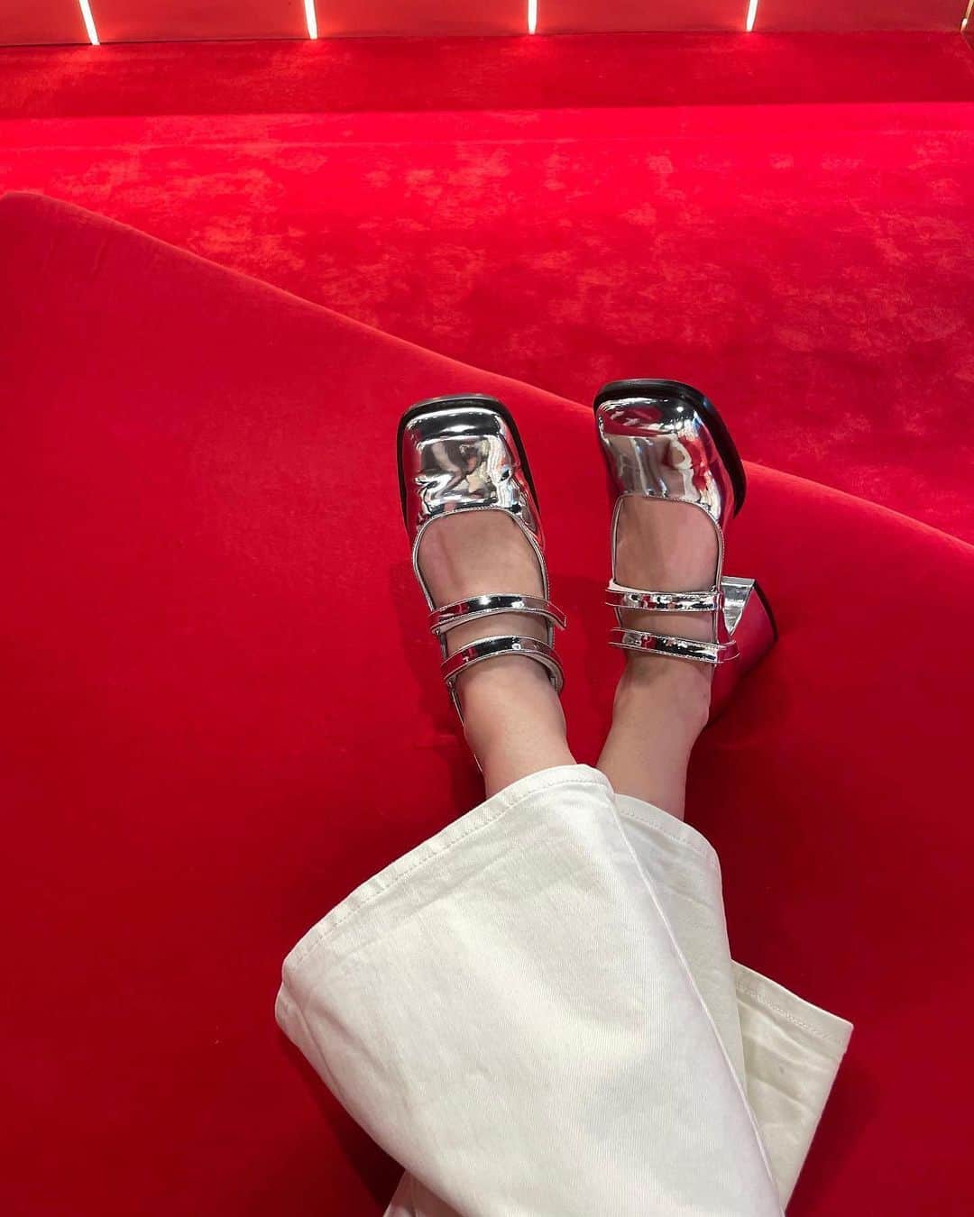 WHO WHAT WEARさんのインスタグラム写真 - (WHO WHAT WEARInstagram)「Pulling my metallic heels and studded flats out of storage for the summer. Just like any other accessory, shoe styles are constantly evolving, inspiring us to rewear pairs from our pasts in new ways. For a comprehensive look at the shoe trends that have come full-circle, head to the link in our bio.  photos: @anna__laplaca, @pernilleteisbaek」6月26日 9時18分 - whowhatwear