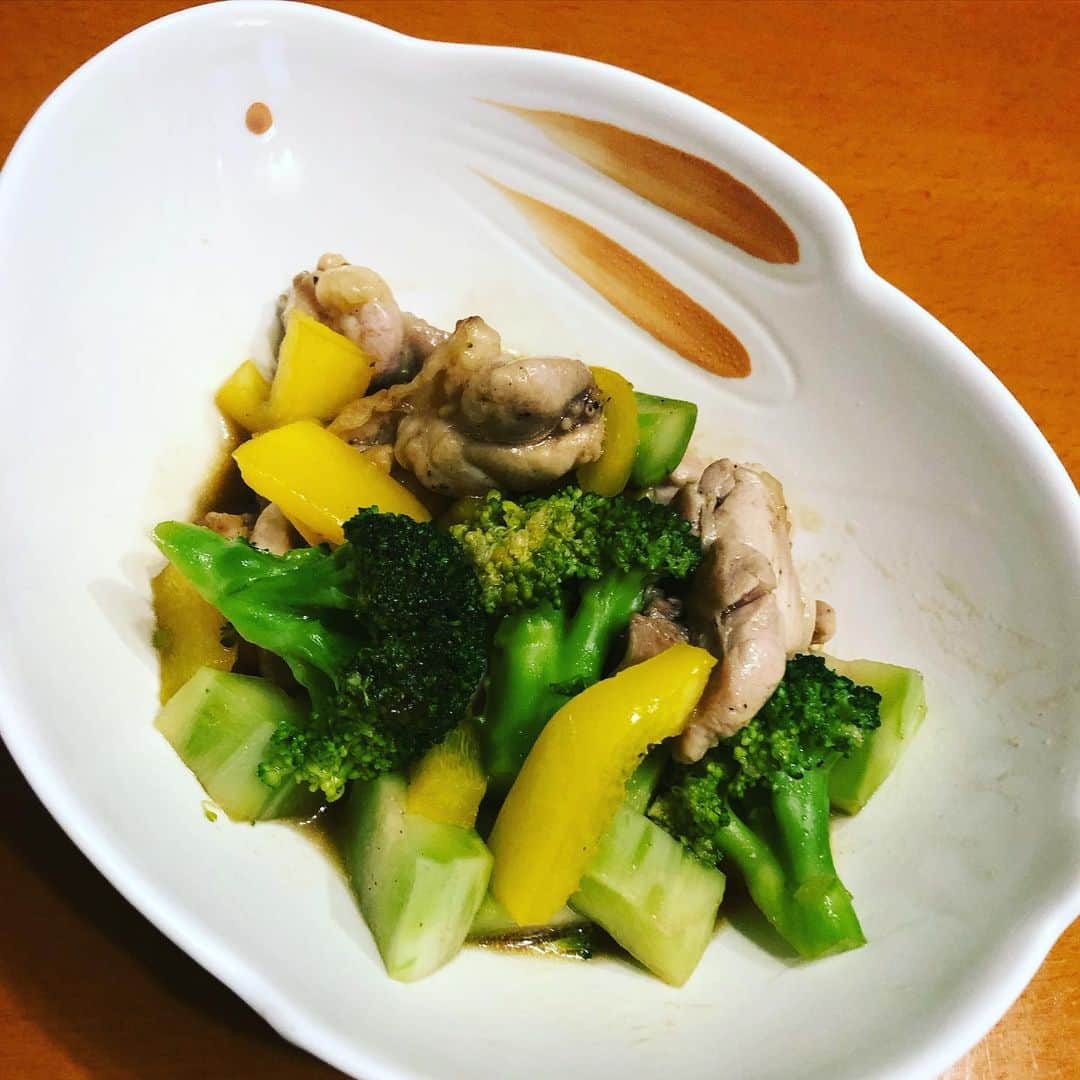 大和田獏のインスタグラム：「#ばくめし 鶏肉🍗ブロッコリー🥦パプリカの黒酢炒め(黒酢、ポン酢、砂糖、片栗粉、ニンニク、塩胡椒) 暑い日にはお酢が食欲を増してくれます。 うーん！ビール🍺が美味い‼️」