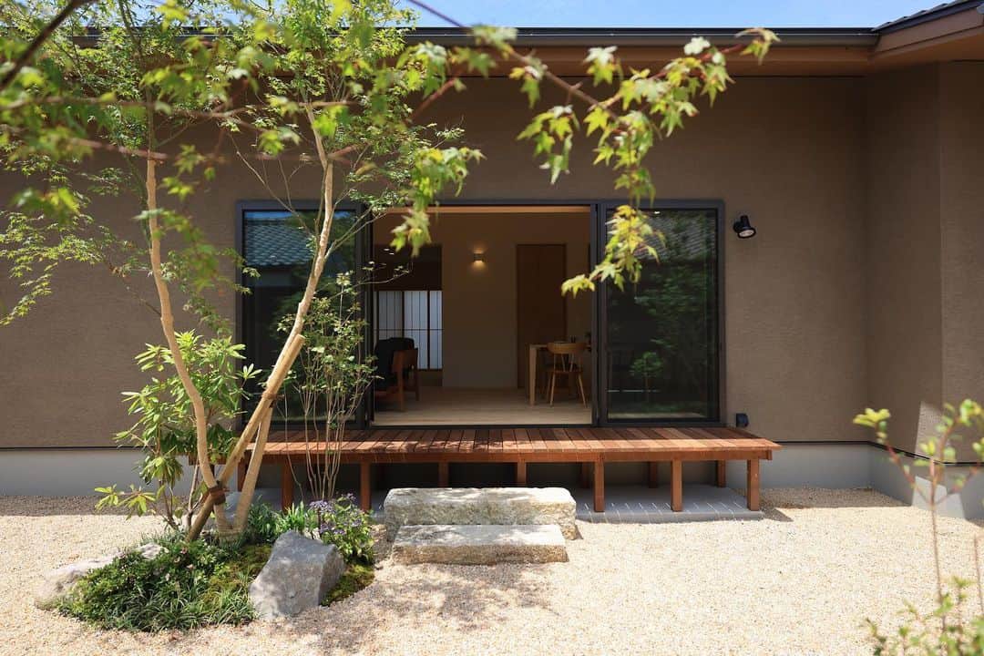 安成工務店さんのインスタグラム写真 - (安成工務店Instagram)「お庭の緑と優しい外壁の色合いが馴染む平屋の外観。お庭に緑を設けることで視線が気にならず、四季も楽しめる空間となりました。  more photos…@yasunari_komuten  ...............  💡暮らしの中の“ちょっといいな”を集めました @yasunari_life  💡安成工務店がご提案する家具ショップ @ecoshop_com  ...............  #安成工務店 #yasunari #工務店 #注文住宅 #住宅 #木の家 #木造 #一戸建て #新築 #マイホーム #省エネ住宅 #エネルギー自給 #自然素材 #OMソーラー #家 #無垢材 #山口県 #福岡県 #季節を楽しむ #津江杉 #珪藻土 #輪掛乾燥材 #家造り #和モダン #カッコイイ家 #家づくり記録 #庭 #植栽デザイン #庭を楽しむ」6月26日 9時19分 - yasunari_komuten