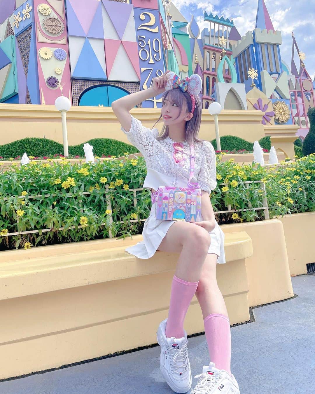 のインスタグラム：「･ ディズニーチケット値上げ🥹 けど新エリアもできるし1日遊べて 1万って普通に安いよね🫶 ･ どんなに値上げしてもディズニーは それ以上のクオリティを見せてくれるから 高くてもこれからもずっと行き続ける( ›＿‹ )♡ ･ #ディズニー#wディズニーランド #ディズニーコーデ#バウンドコーデ #ディズニーバウンド#disney #イッツアスモールワールド #イッツアスモールワールドコーデ #スモワ#ディズニーグッズ#カチューシャ #スニーカー#スニーカーコーデ  #スニーカー女子 #紫#紫髪#ラベンダー #ラベンダーベージュ#ラベンダーカラー」