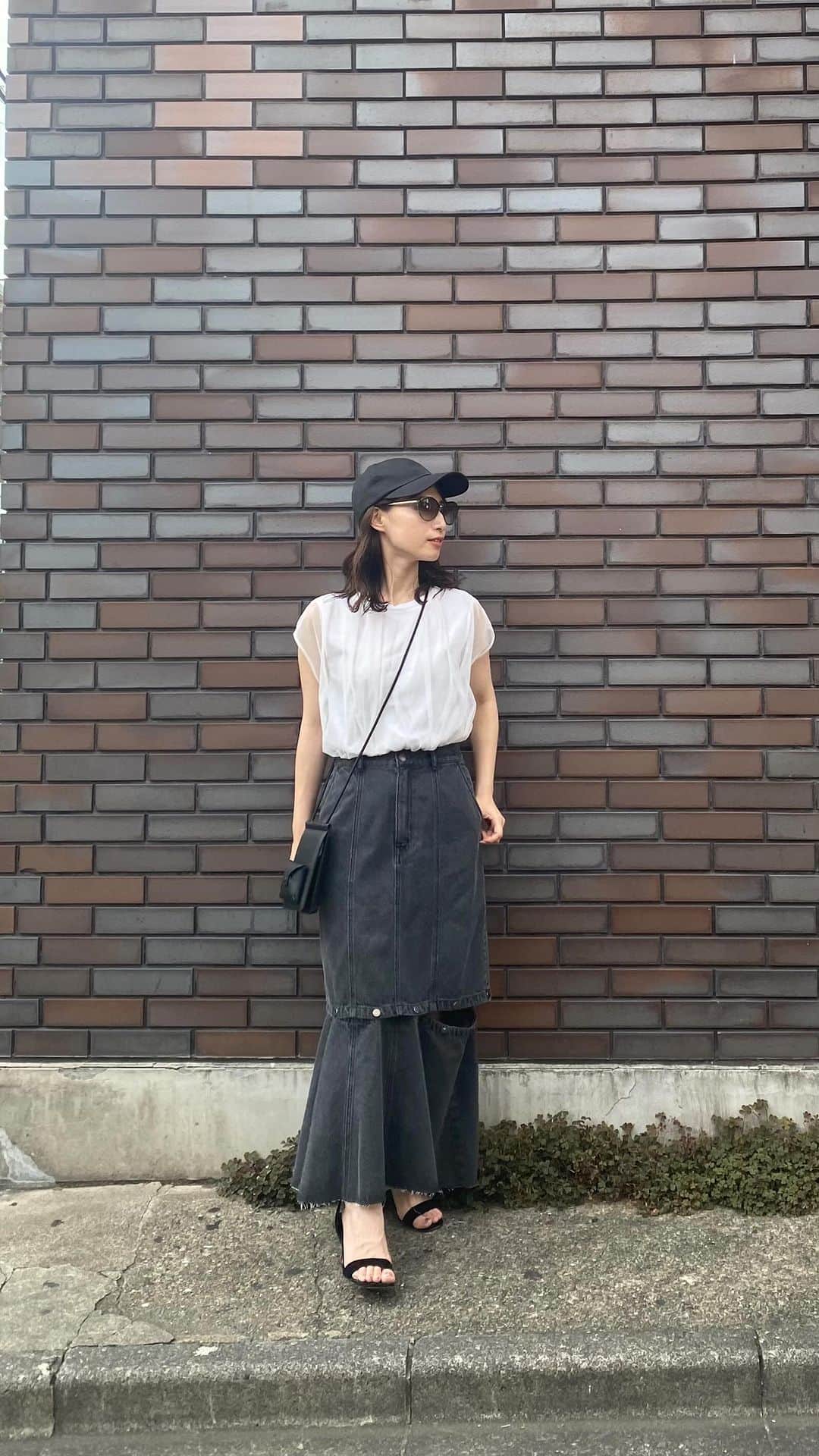 青木育日のインスタグラム：「リアルバイのおすすめ🍃 せっかく動画回してもらったからリールで🧵 ⁡ 🏷️ #チュールシアーカットトップ ⁡ ⁡ 肩や腕まわりを華奢に見せてくれるデザイン。 チュールトップスは フェミニン寄りなアイテムが多いので デニムで合わせてもどこか甘さが強いのだけど ここまでさらっと合わせられるモノって 世にありそうで、なかなかない。 ⁡ そろそろリアルに1枚で着やすい時期なので Tシャツ感覚で夏にフル活用します🤍 ⁡ ⁡ @momiji75 の着回しがすごく可愛かったので そちらもぜひご参考に🐥 ⁡ ⁡ #gracecontinental  #gracecontinental_staff  #着回しコーデ #グレースコンチネンタル #大人コーデ#夏服 #チュールトップス」