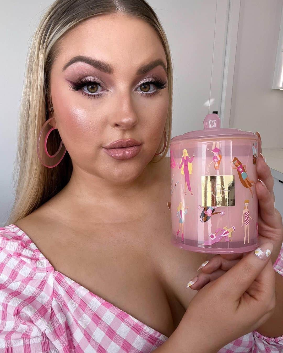 Shannonのインスタグラム：「Come on Barbie, let’s go party…. Orrrr let’s stay at home, light our new favorite candle and put on a face mask 🥰 the new Limited Edition Barbie DREAMHOUSE candle by @glasshousefragrances is so adorable! Featuring adorable packaging and a scent that feels nostalgic - with notes of strawberry, mint, brown sugar and even plastic doll accord 💝 it smells like a freshly unboxed Barbie doll 🤌🏼 how cool! I’ll be repurposing this packaging in my beauty room once the candle is finished 🫶🏼 #GlasshouseFragrances #BarbieDreamhouse」