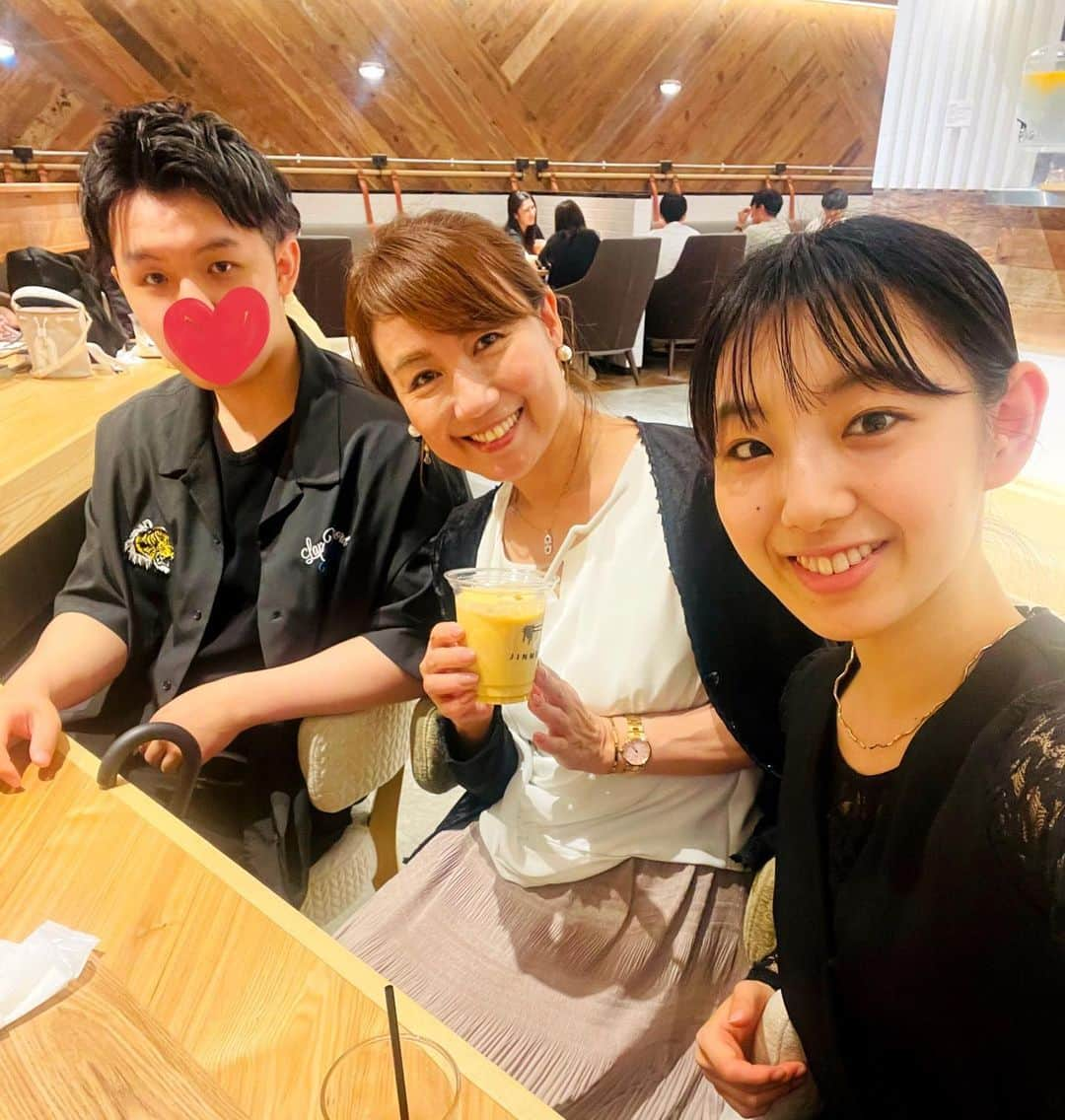 小林万希子さんのインスタグラム写真 - (小林万希子Instagram)「・  先日、大阪で仕事の後 息子も大阪でヘアカットしてて💇 娘も大阪にいたので 夕方に合流！  まずはお茶をしながら息子のヘアスタイルをチェック👦✨  いつも長〜い前髪でうっとーしーかったので サッパリしててなかなかいーじゃーんと！笑  昔は1000円で「とりあえず短く！」でよかったのに 高校生ともなればヘアカットもどんどん高くなってきますねー💦  そして、大阪にきたら夕ごはんは息子さんのオーダーで32番街のKYKへ笑  サラダ🥗とご飯🍚カレー🍛が食べ放題でお気に入りみたいです👍✨ まぁ、ビックリする位よく食べるわー😆  6月は本当にバタバタで ご飯の時間もしっかりとれなかったので 久しぶりに子供達とゆっくりの大阪✨  私もめいっぱいいただきましたー！ 実はすんごい食べるんです👍🤣  たまにはガッツリトンカツ❣️ いいですね💓  #息子ヘアカット  #美容院ってなんて贅沢✨ #丸刈りじゃあかんの？ #大阪で集合 は #珍しい  #ご飯はいつも通り  #トンカツ  #サラダとカレー食べ放題 ♡」6月26日 9時35分 - macky1218