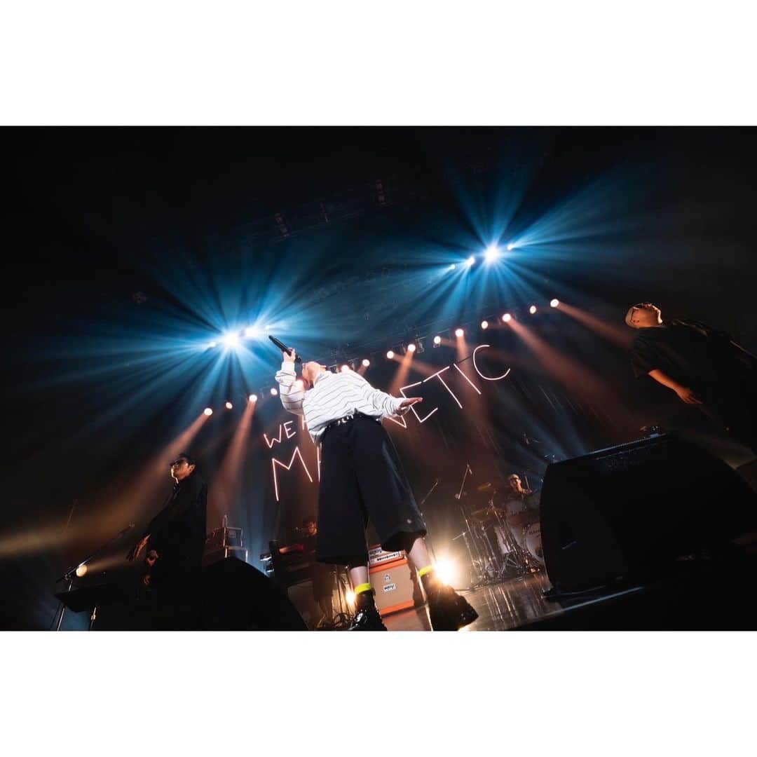 木村カエラのインスタグラム：「TOURが終わって、あっという間に3日が経ちました。 まだ私は夢の中にいて、フワフワとあの瞬間に漂っている。  現実との境目で、 抜けないこの余韻。　  ゆっくり、みんながくれたライブレポを読んでいます。 ストーリーズやフィールドで投稿してくれたメッセージを一つ一つ噛み締めながら、読んでいます。  MCでいった自分の言葉が、頭の中でずっとぐるぐる回ってる。  悲しい時間は、これでもかっていうくらい長く感じる。時計の針が止まってしまったかのように。 でもどうして楽しくて喜び溢れる時間は、こんなにも早く時がすぎるんだろう。 確実に針は動いている。 私たちは確実に前に進むことができる。 時計の針を動かすことができる。  あのライブが、それを証明してくれた気がした。  私が誰かの生きる力になれればいい。 少しでも世界を明るくできたらいい。 私にできることは、ほんの少しのことなのかもしれない。 でも。それがやっぱり私の1番の喜びであり幸せだ。  photo by エドソウタ」