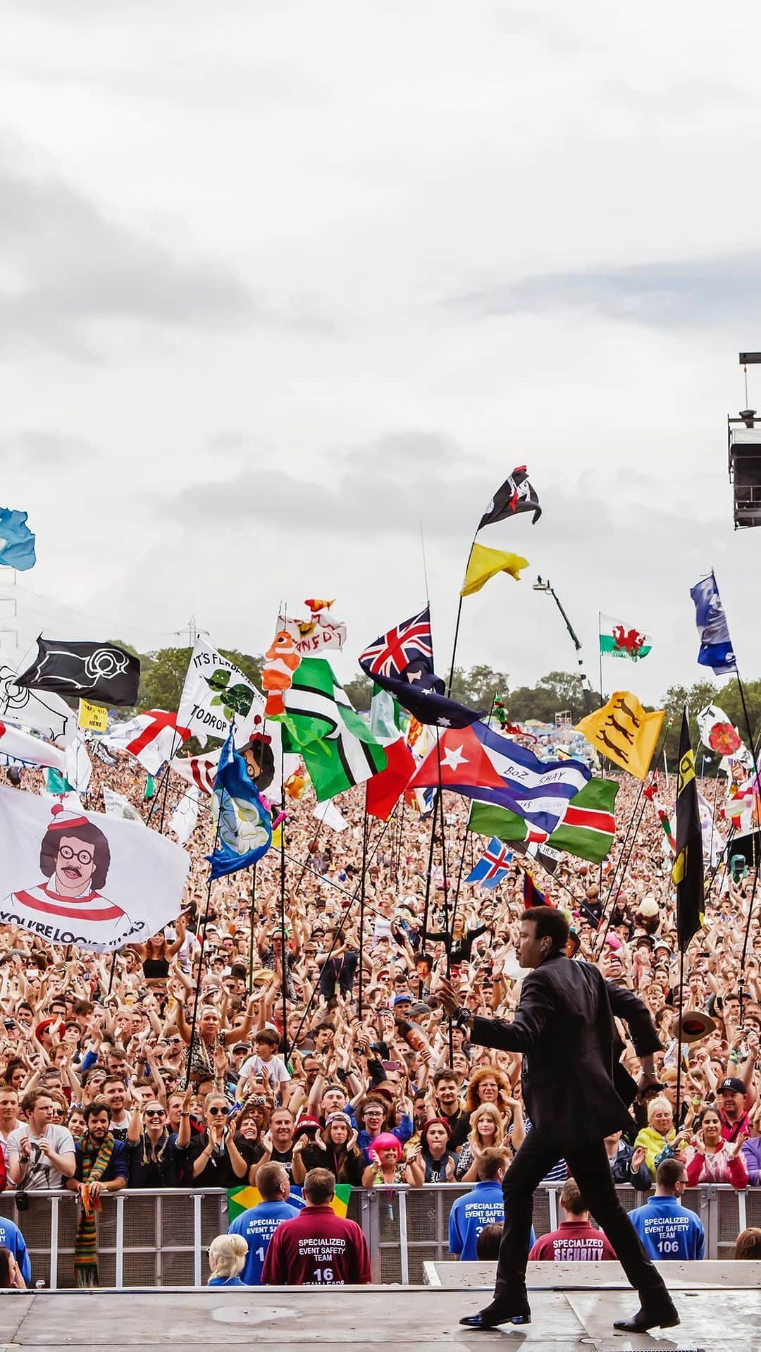 ライオネル・リッチーのインスタグラム：「Throwback to one of my favorite memories @glastofest ✨🎉🥳 #tourlife glastonbury #musicfestivals」