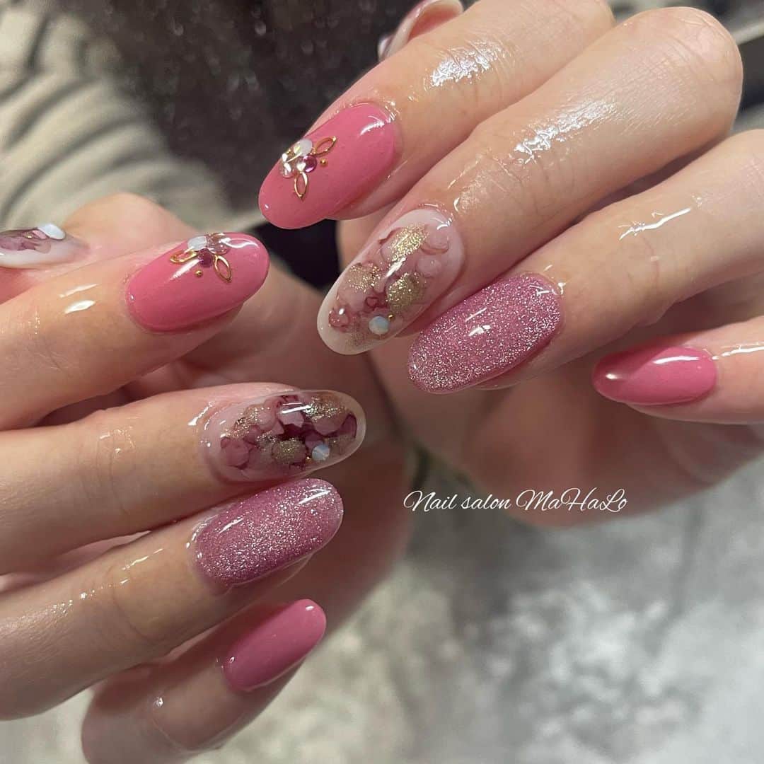 神原美香のインスタグラム：「. . ライブに合わせて🥺💓 インクのピンクデザイン✨ . . 　　  ‾‾‾‾‾‾‾‾‾‾‾‾‾‾‾‾‾‾‾‾‾‾‾‾‾‾‾‾‾‾‾‾‾‾‾‾‾‾‾‾‾‾‾ 随時ご予約受付中🌟 Nail salon MaHaLo 大阪＊梅田＊中崎町 〠大阪市北区神山町9-24 jyume神山402号室 ☎️06-6809-4676 📩mahalo.nail.0420@gmail.com LINE@📱mahalo-umeda 当日ご予約も受け付けております✨ お気軽にお問い合わせください💖 ‾‾‾‾‾‾‾‾‾‾‾‾‾‾‾‾‾‾‾‾‾‾‾‾‾‾‾‾‾‾‾‾‾‾‾‾‾‾‾‾‾‾‾ #nail#ネイル#beauty#nailstagram #大阪#中崎町#梅田ネイルサロン#大阪ネイルサロン#東梅田#NailsalonMaHaLo#네일아트#네일#젤네일#footnail#instanail#gelnails#nailart#japanesenailart #スカルプ#オトナ女子ネイル#夏ネイル#nails#ジェルネイル#ネイルデザイン#オフィスネイル#上品ネイル#夏ネイル2023#シンプルネイル#フットネイル#大人女子」